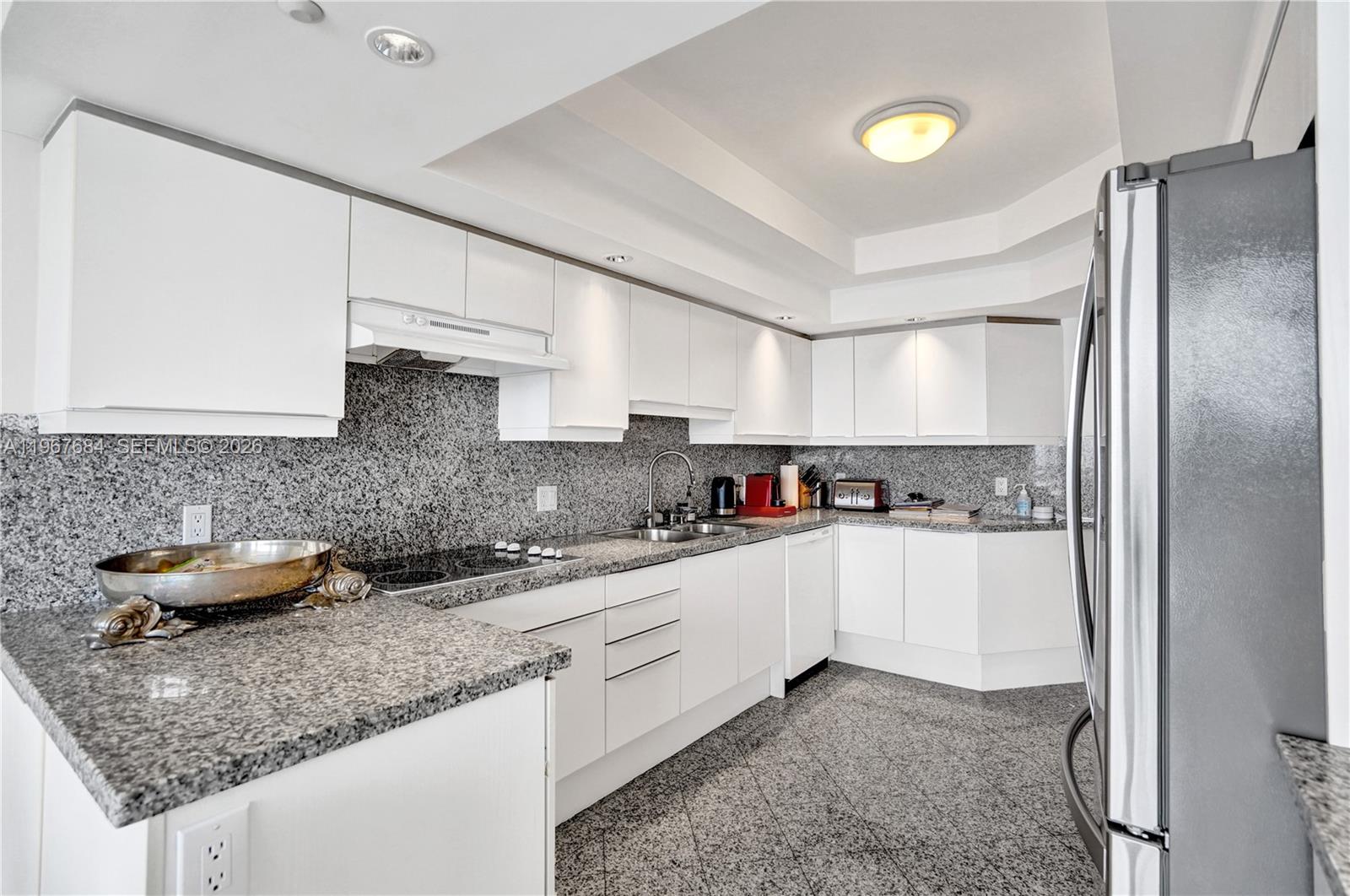 7000 Williams Island. - Residential