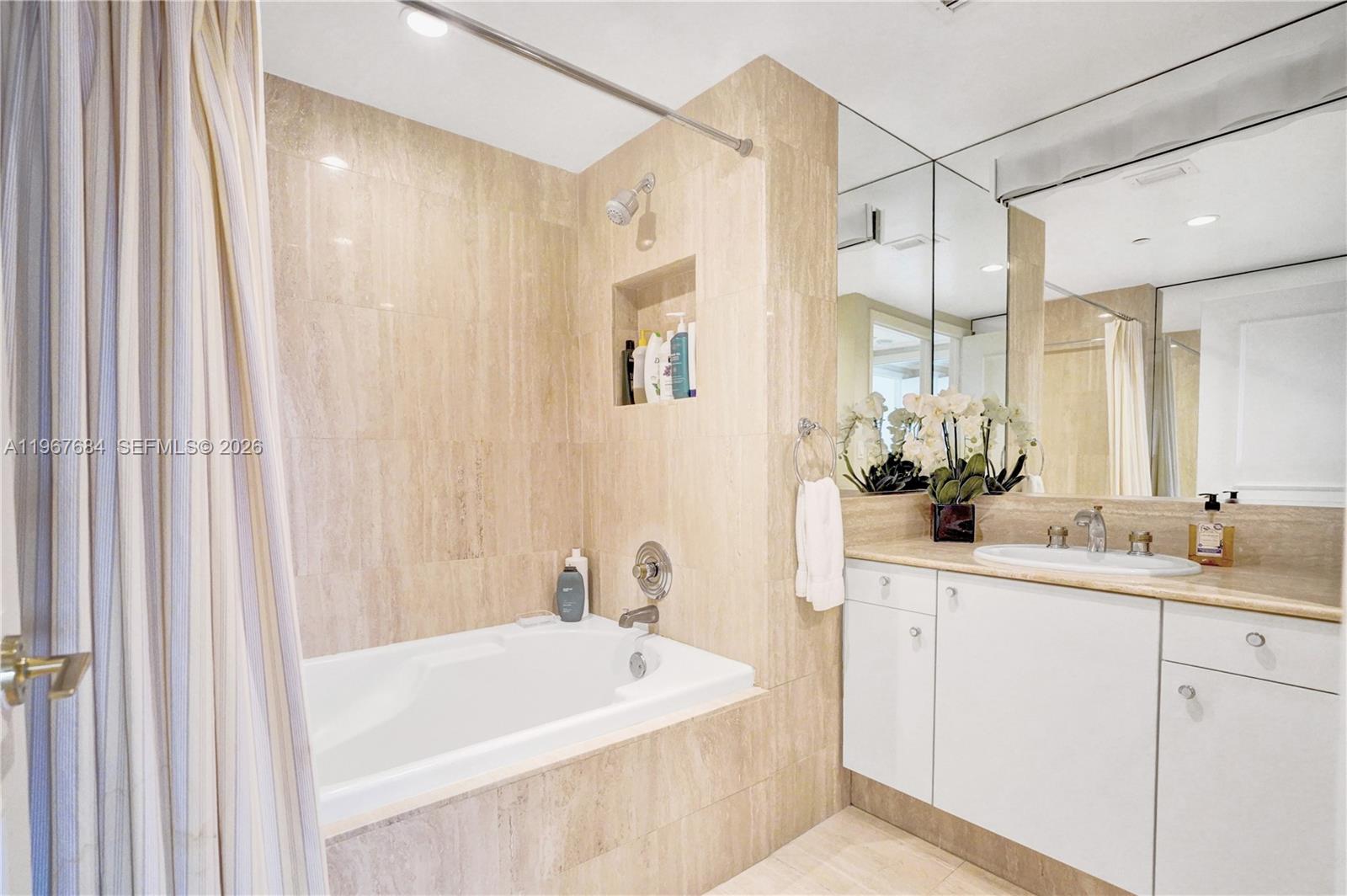 7000 Williams Island. - Residential