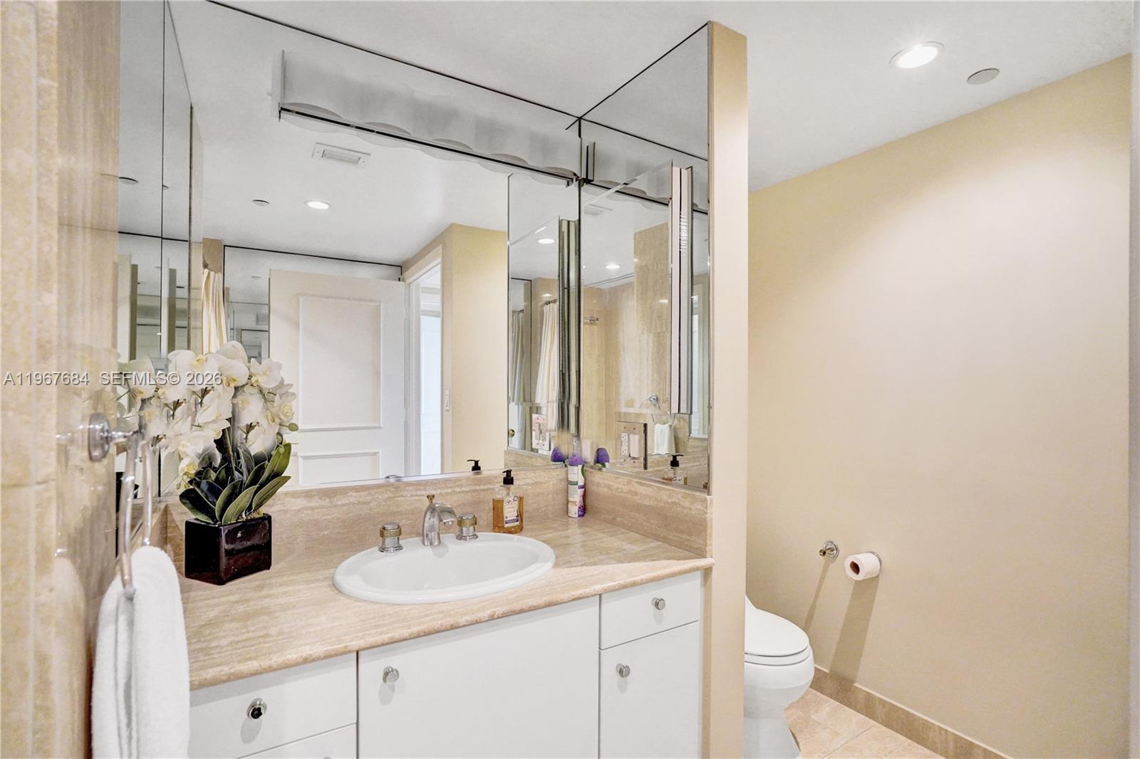 7000 Williams Island. - Residential