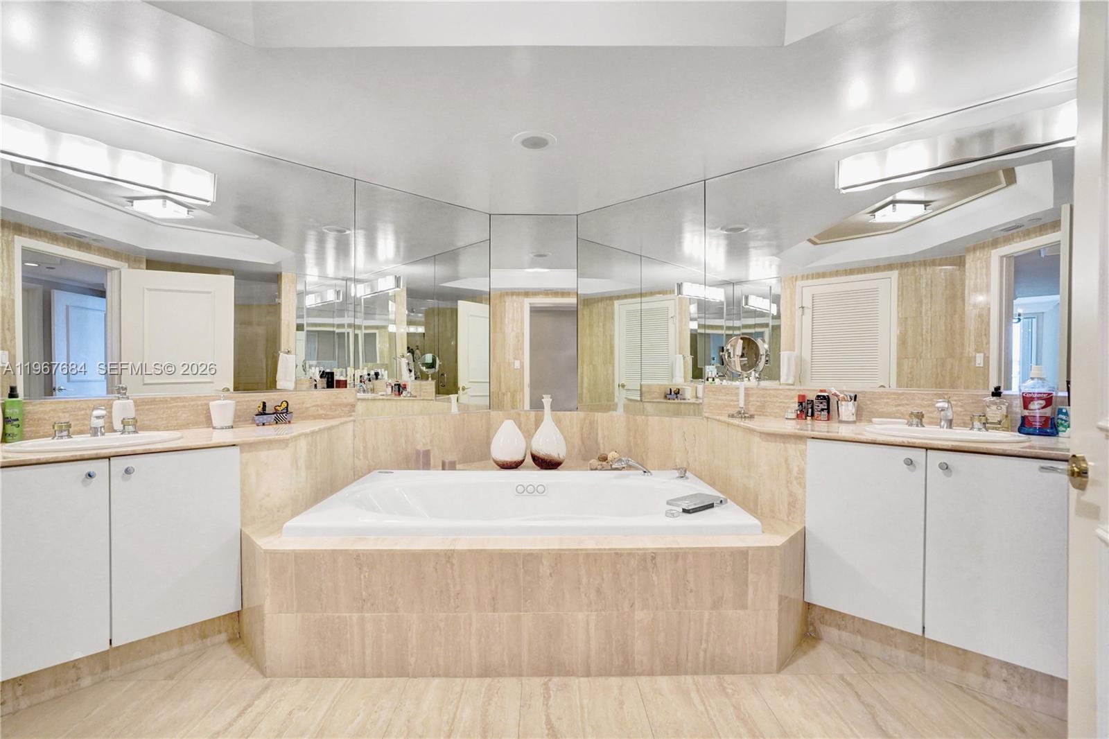 7000 Williams Island. - Residential