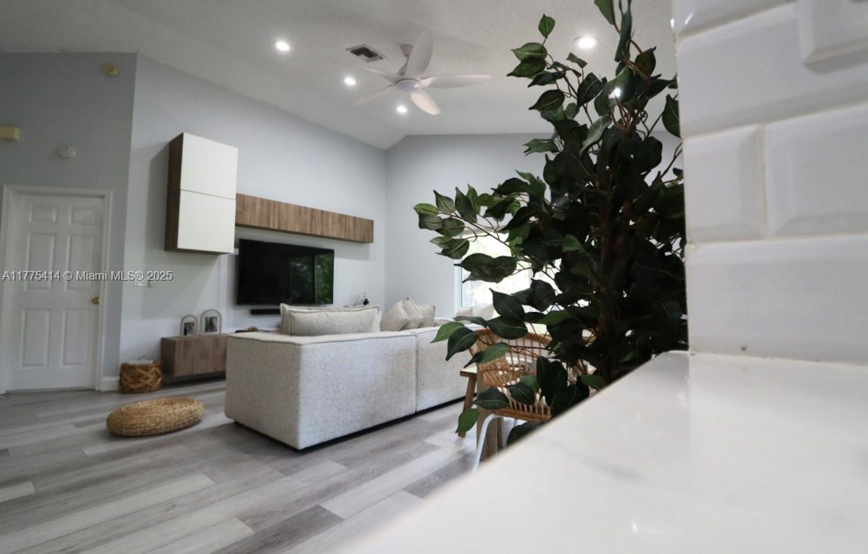 MNR FOREST 2 - Residential Lease