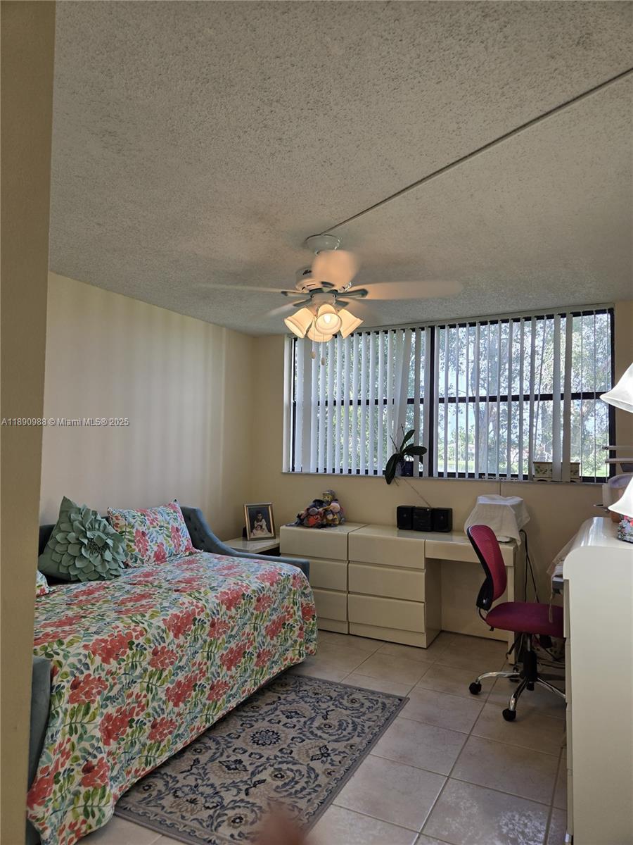 BLDG 6 OF COUNTRY CLUB AP - Residential Lease