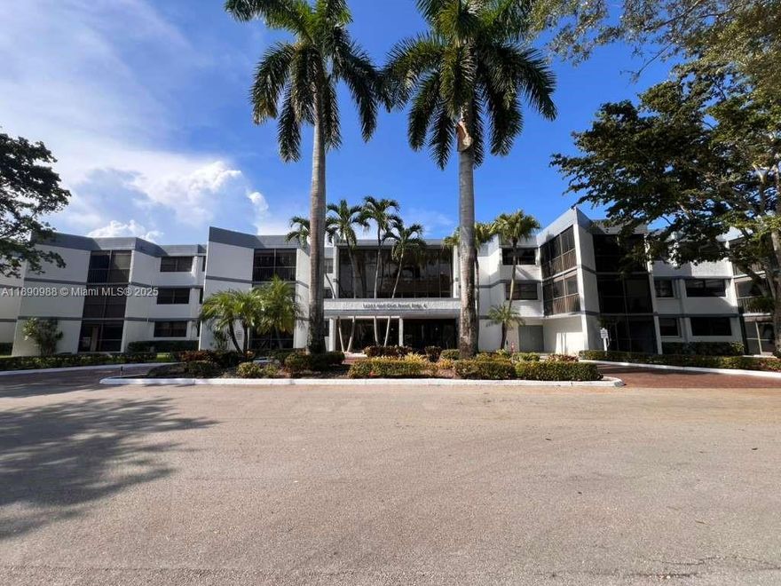 For Rent – Country Club Apartments of Weston, FL! Spacious 2-bedroom, 2.5-bath first-floor unit featuring an open floor plan and tile flooring throughout. The updated kitchen offers new stainless steel appliances and plenty of cabinet space. Both bedrooms are generously sized with beautifully updated bathrooms. Enjoy relaxing on the screened lanai, perfect for morning coffee or evening breezes. Conveniently located near Weston’s top-rated schools, parks, shopping, and dining. Experience comfortable, low-maintenance living in a desirable community. Available now—schedule your showing today!