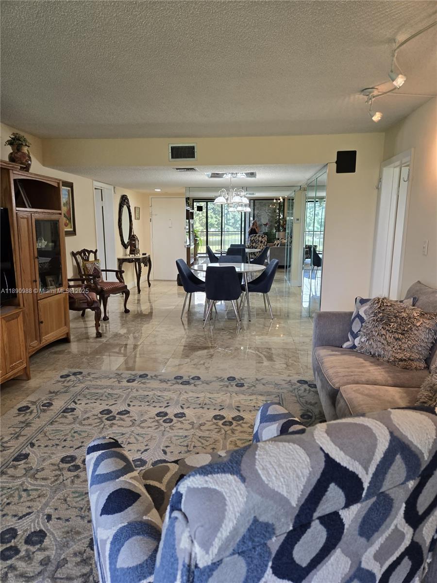 BLDG 6 OF COUNTRY CLUB AP - Residential Lease