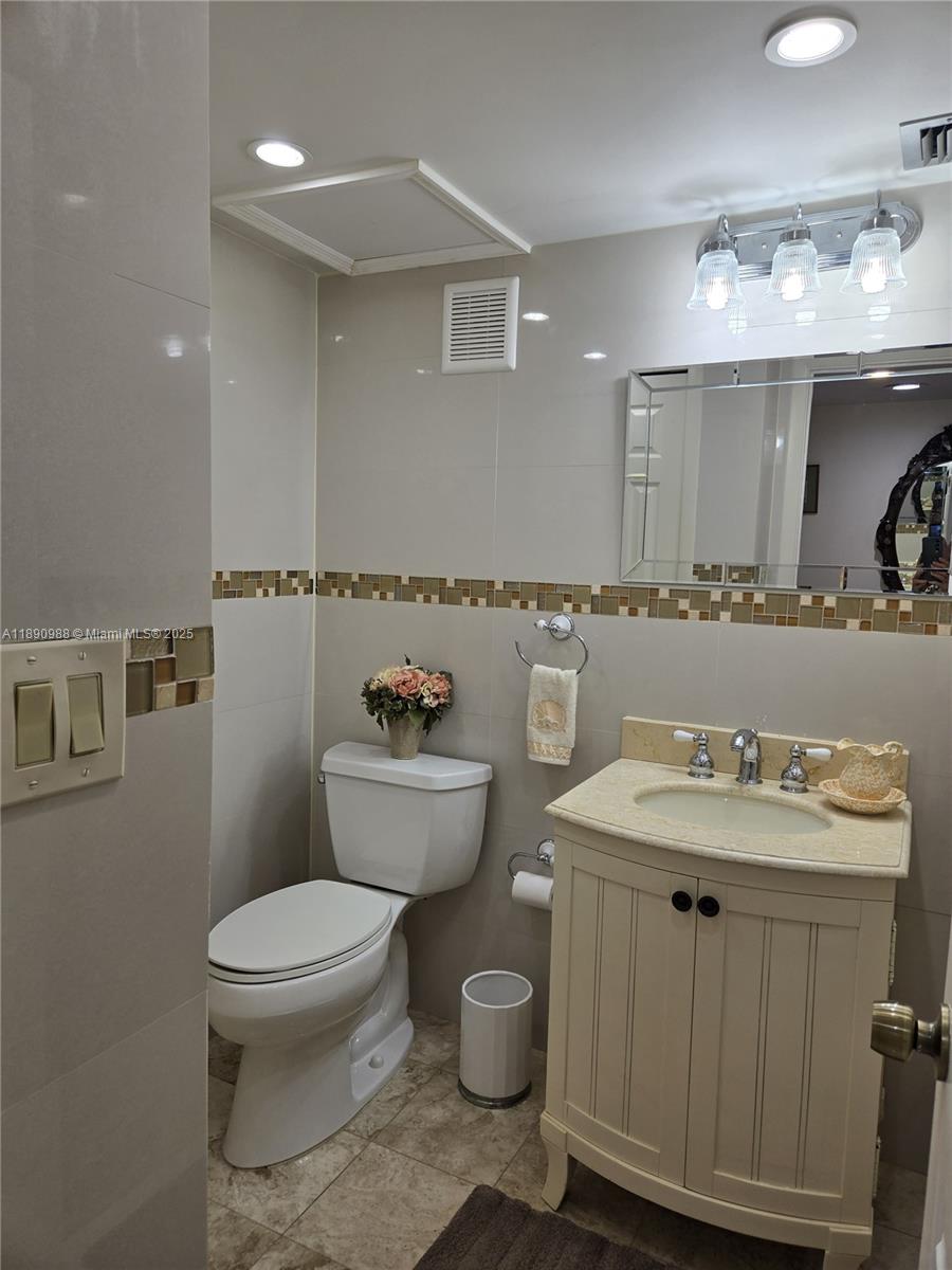 BLDG 6 OF COUNTRY CLUB AP - Residential Lease