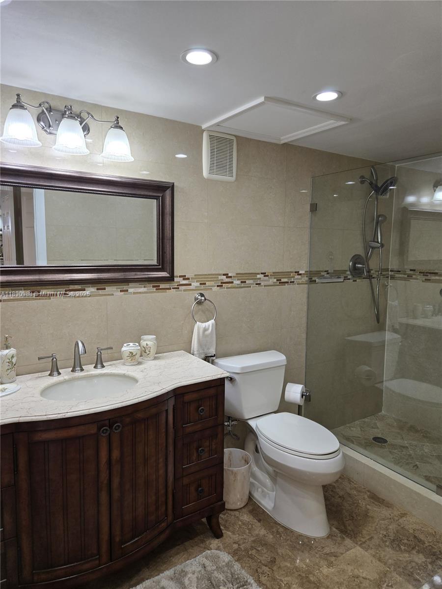 BLDG 6 OF COUNTRY CLUB AP - Residential Lease