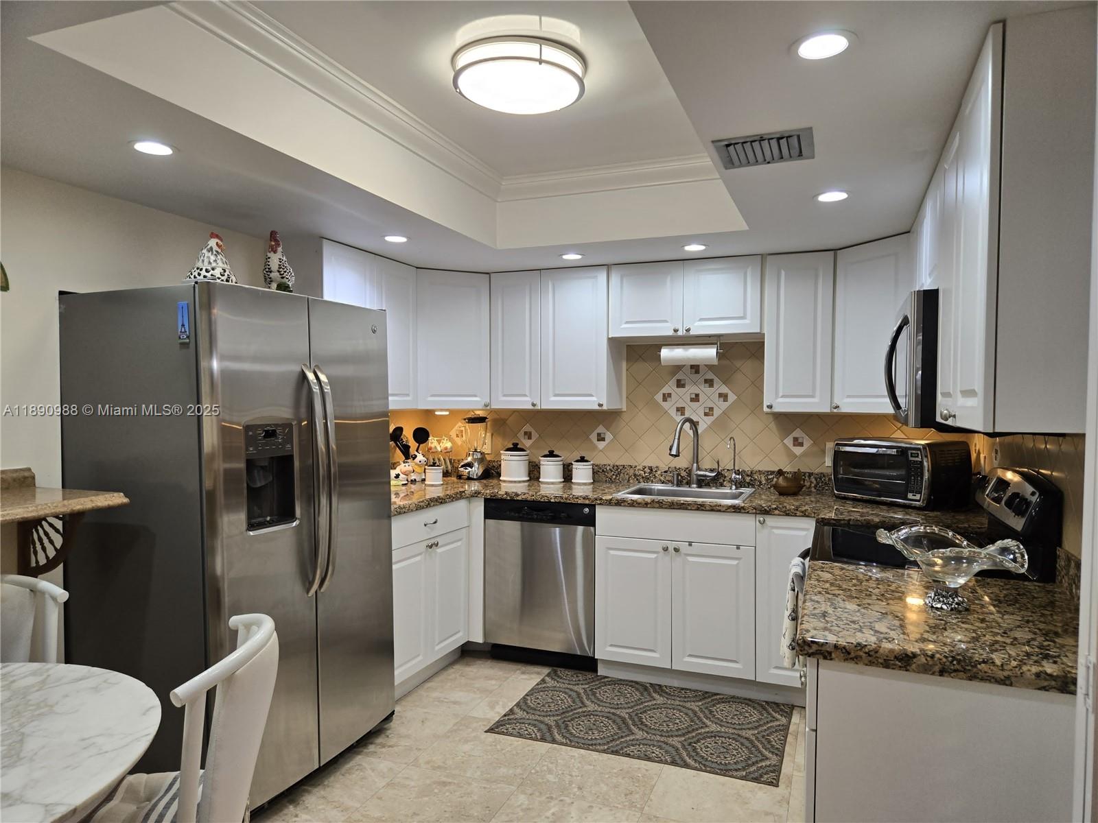 BLDG 6 OF COUNTRY CLUB AP - Residential Lease
