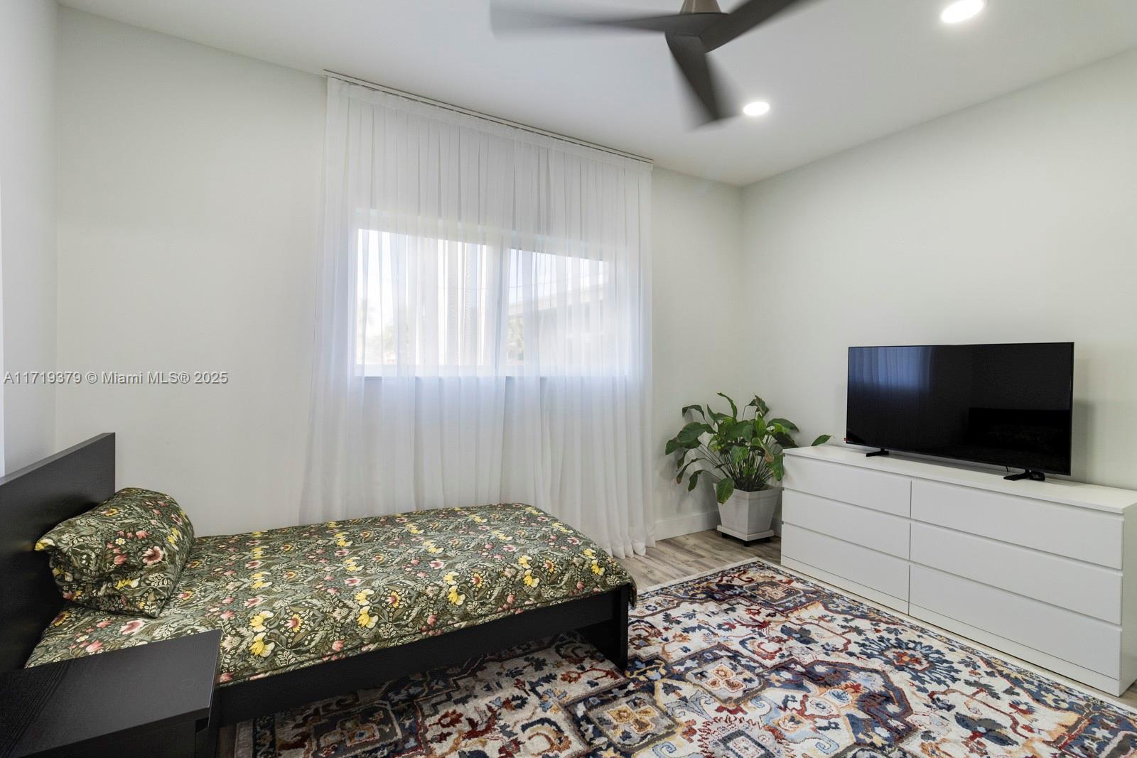 HOLLYWOOD LAKES SECTION - Residential