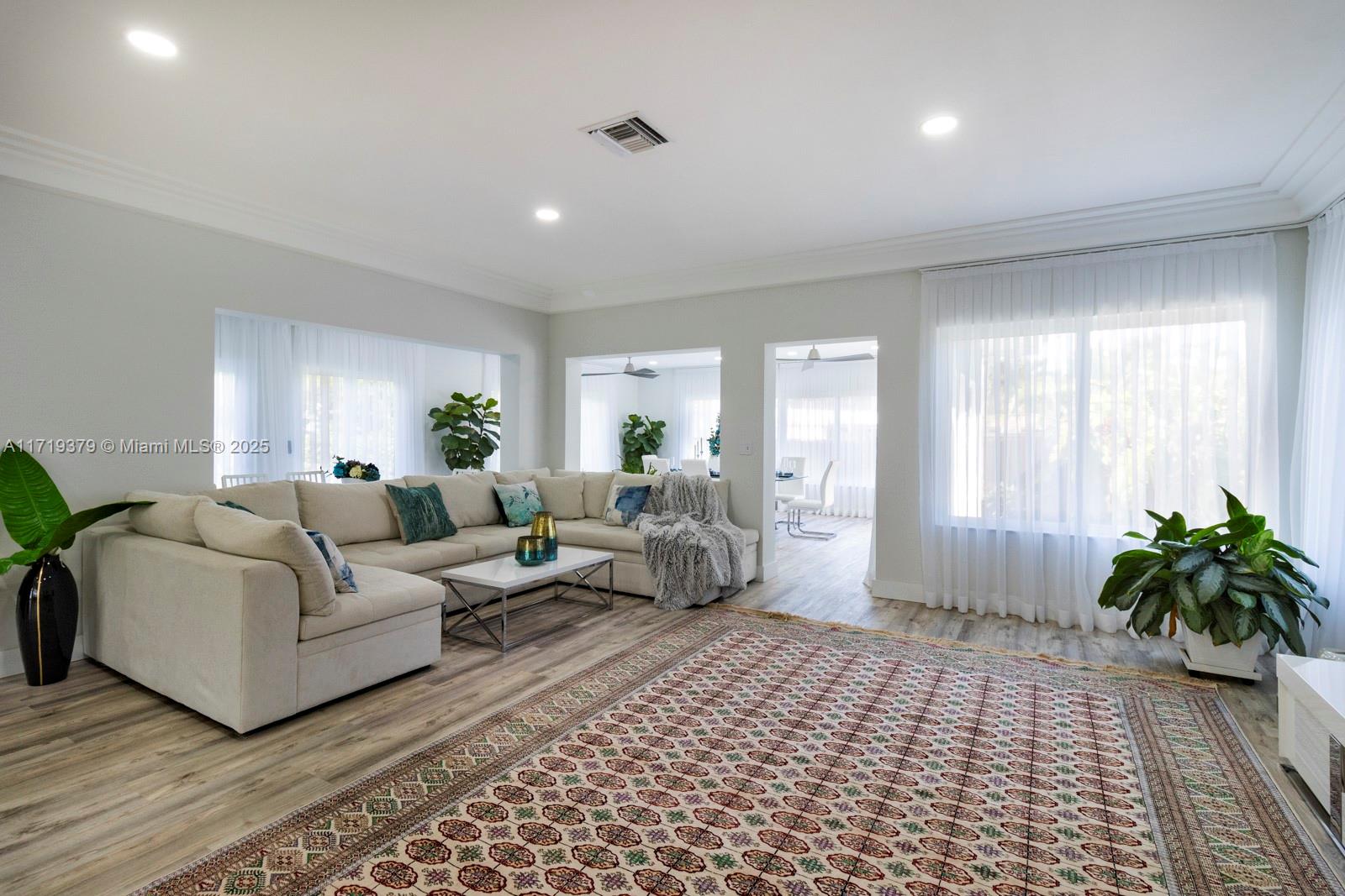HOLLYWOOD LAKES SECTION - Residential