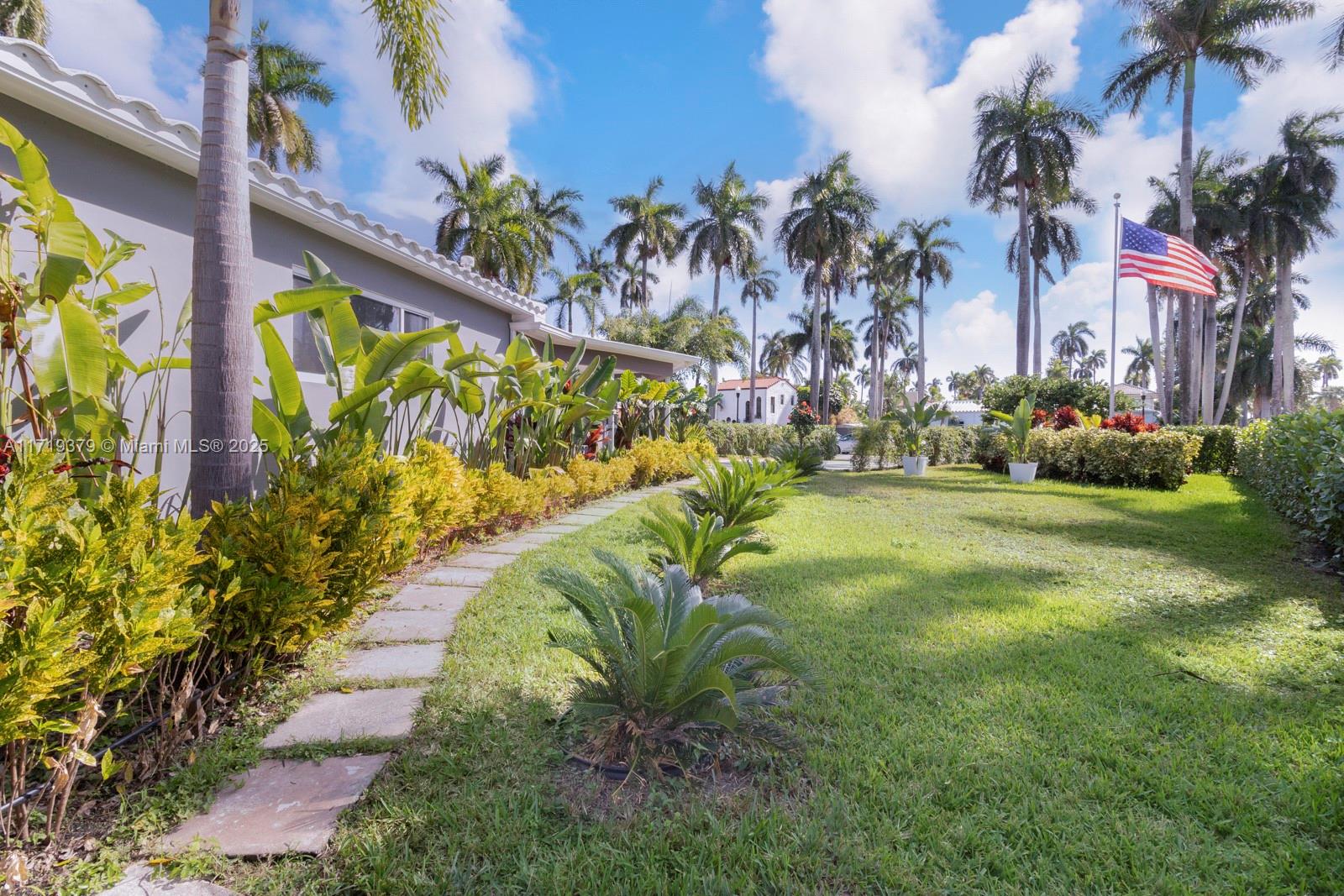 HOLLYWOOD LAKES SECTION - Residential