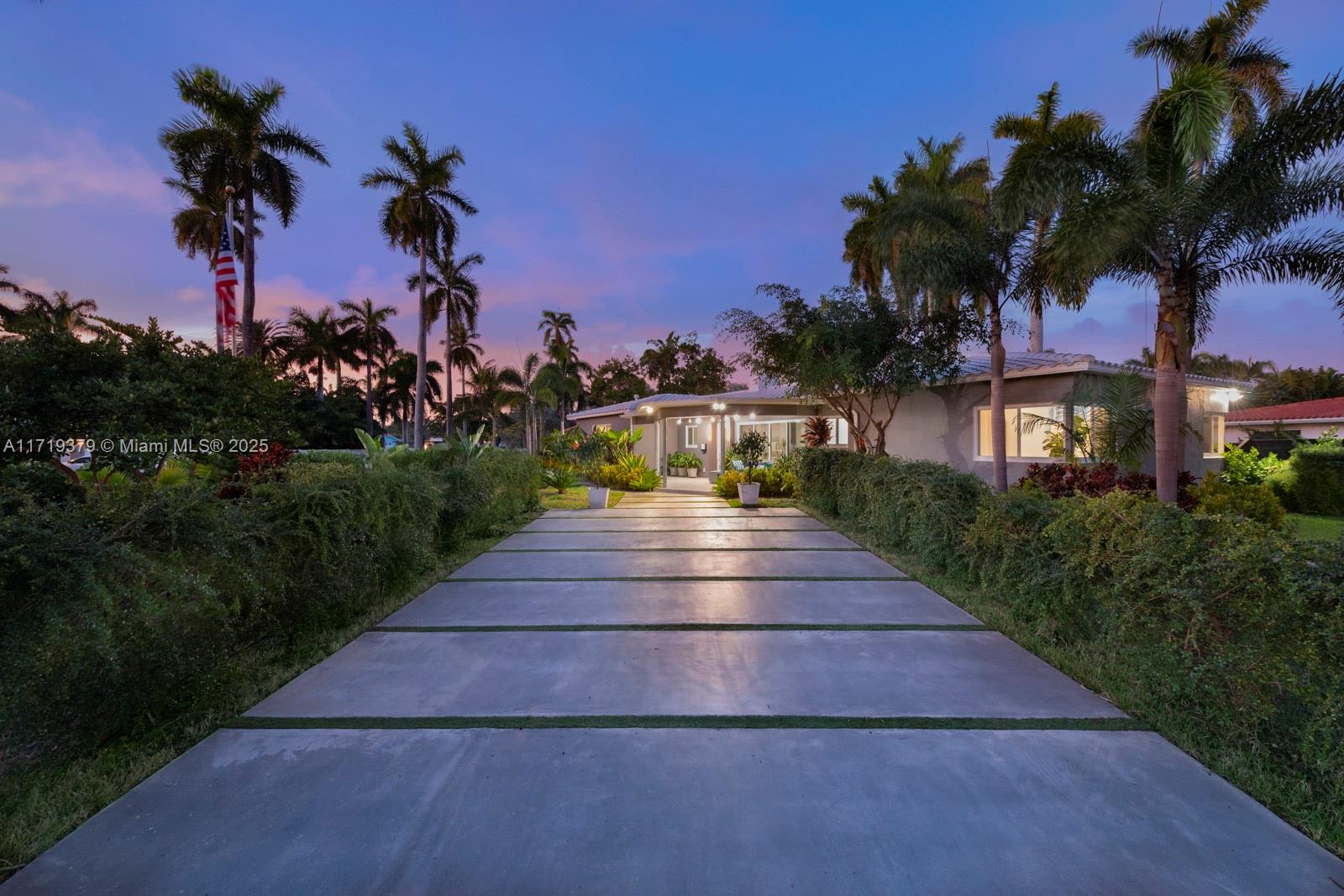 HOLLYWOOD LAKES SECTION - Residential