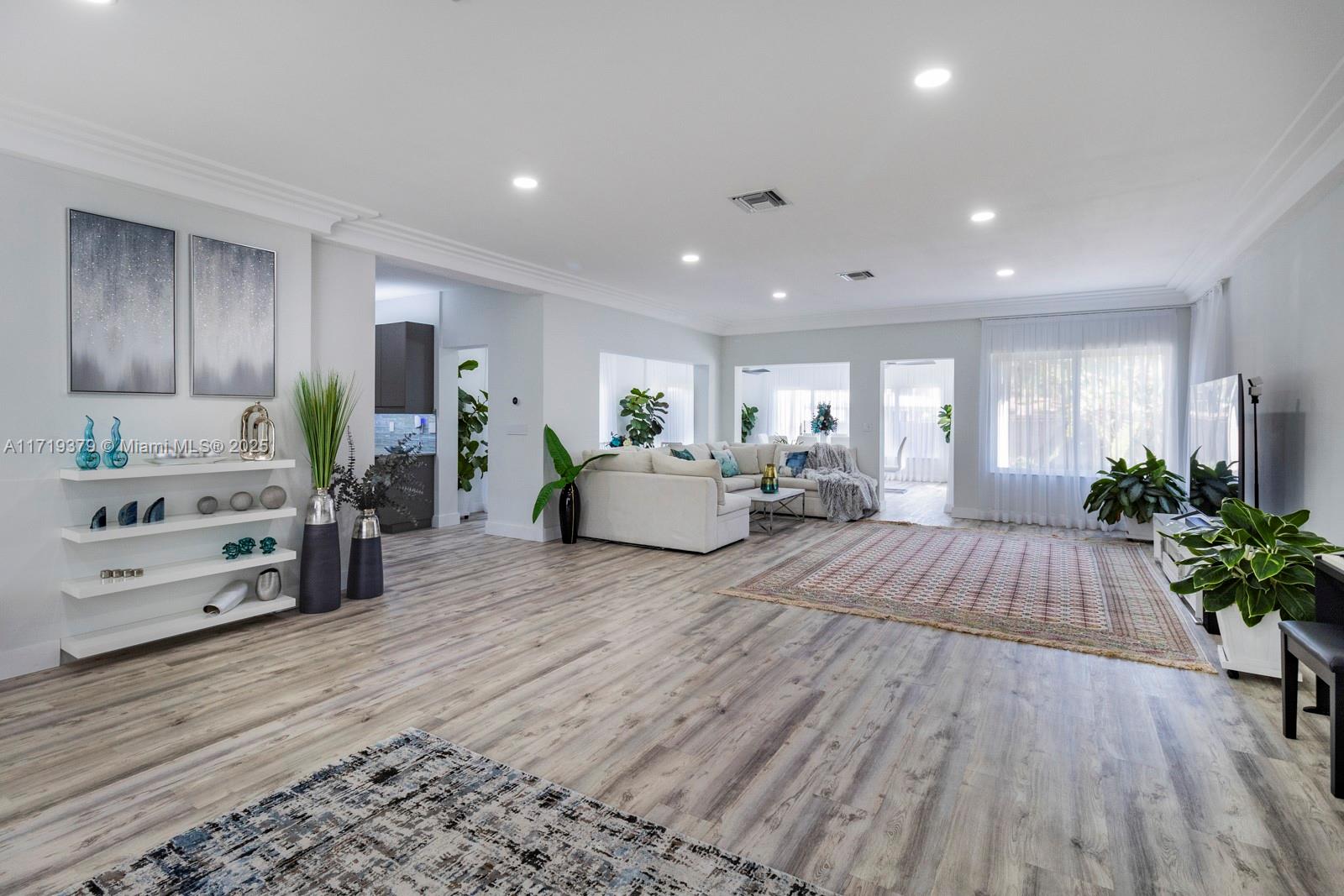 HOLLYWOOD LAKES SECTION - Residential