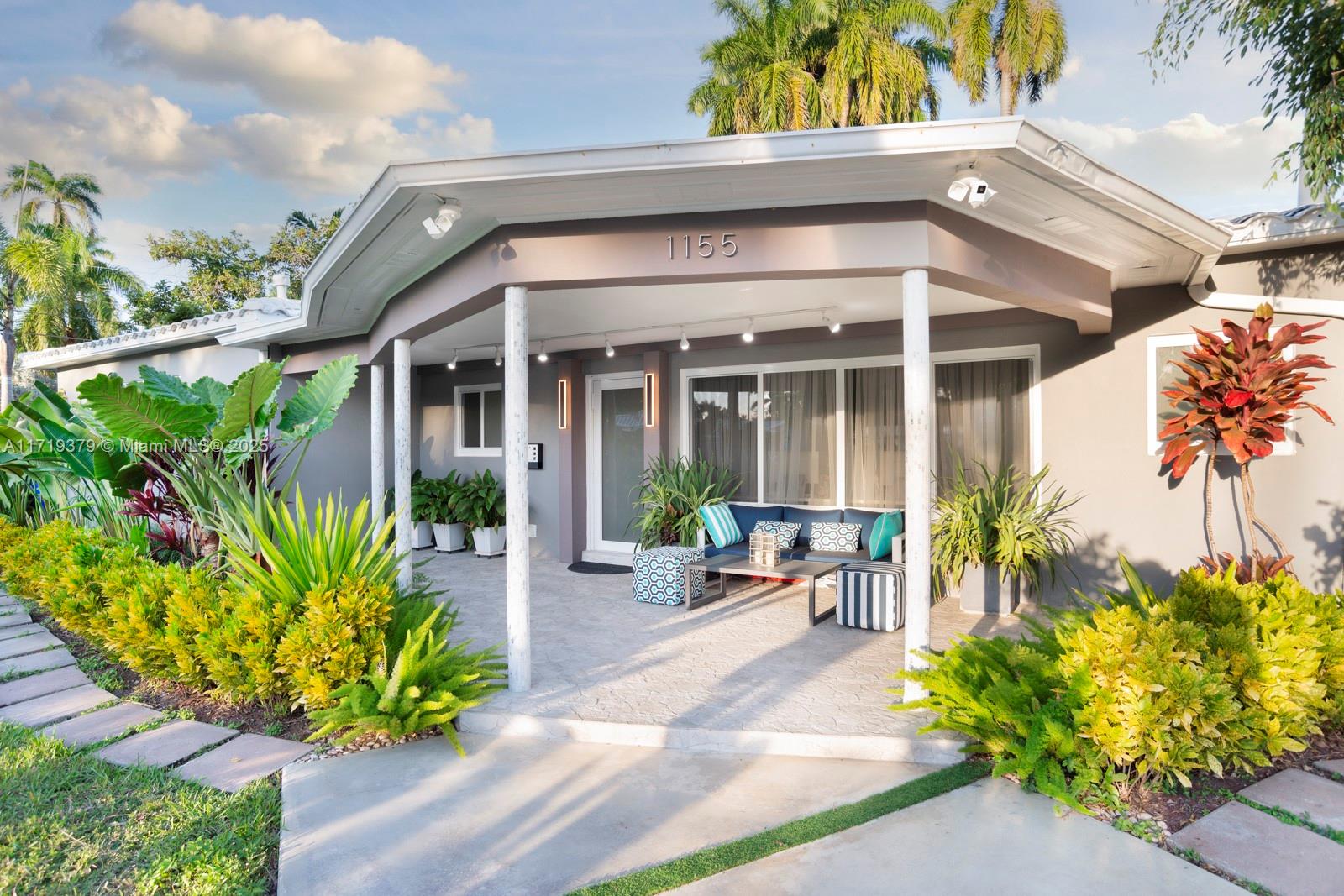 HOLLYWOOD LAKES SECTION - Residential