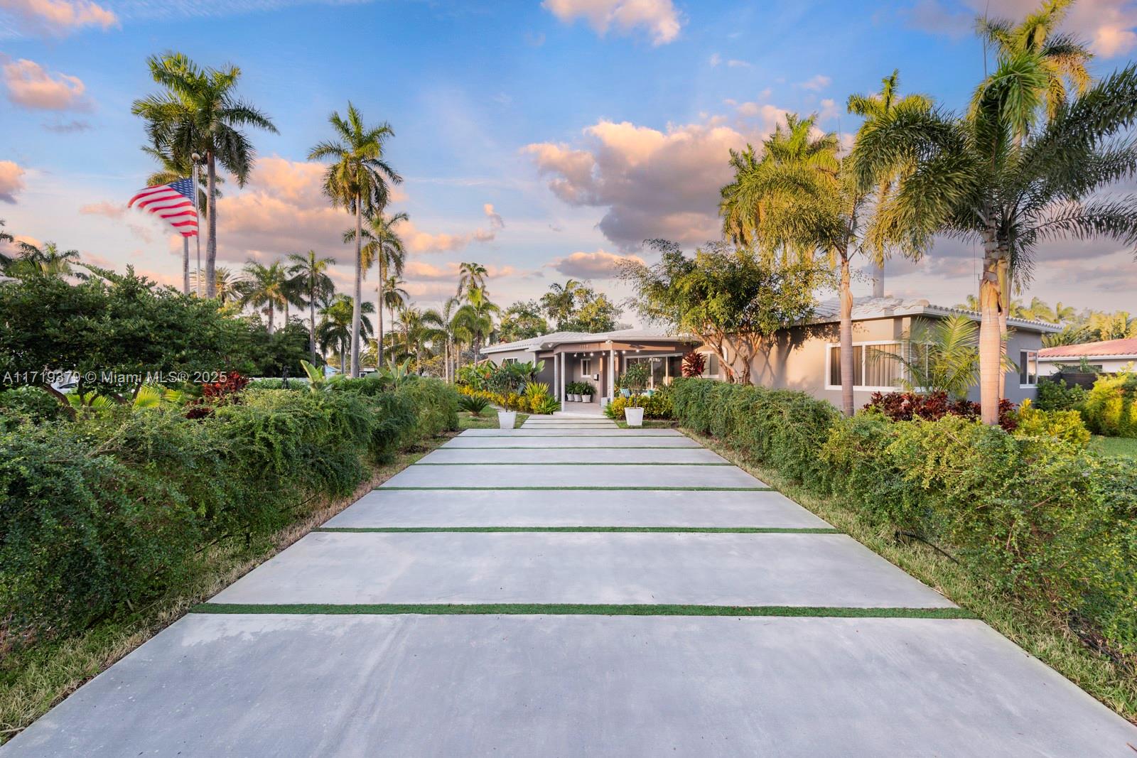 HOLLYWOOD LAKES SECTION - Residential