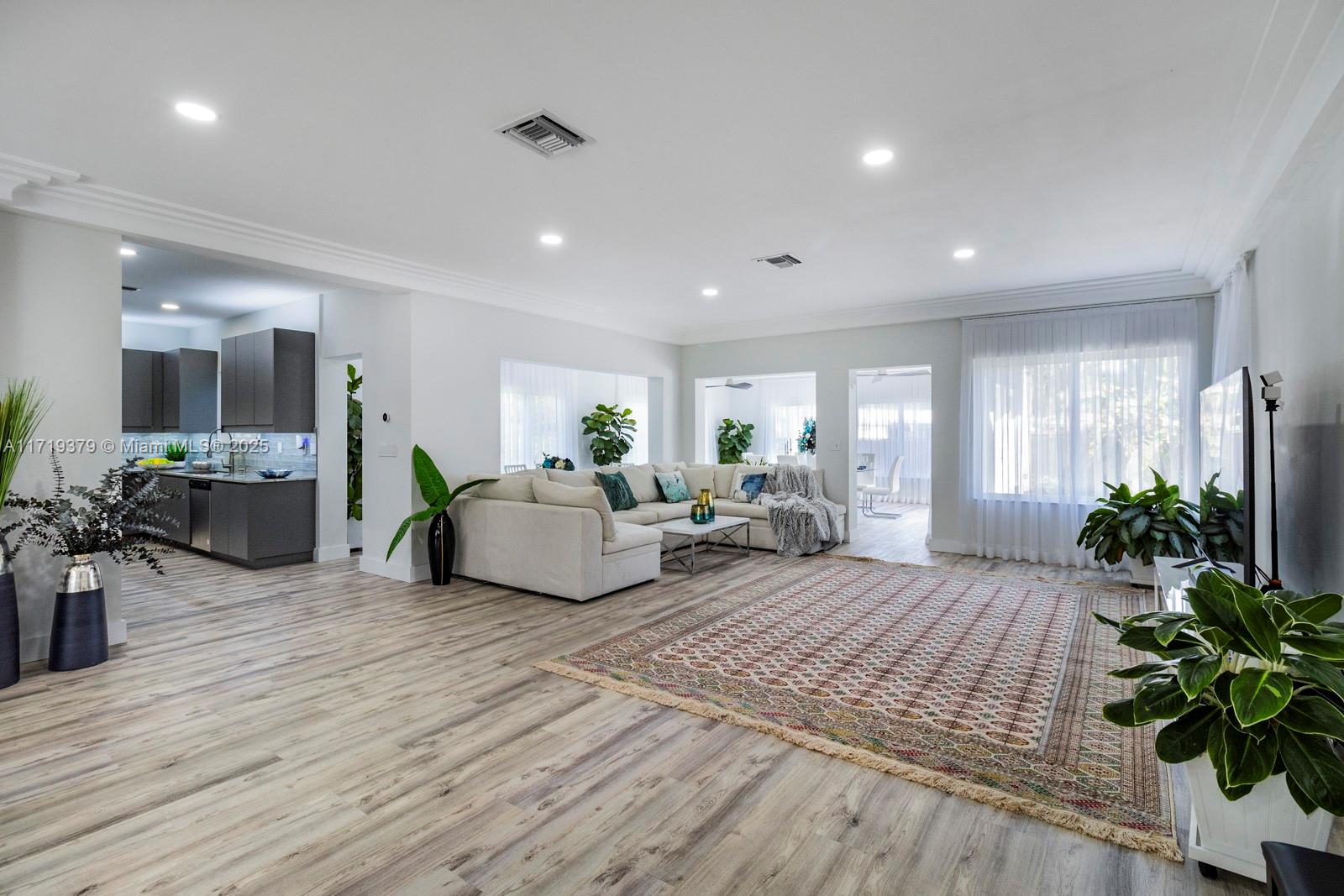 HOLLYWOOD LAKES SECTION - Residential