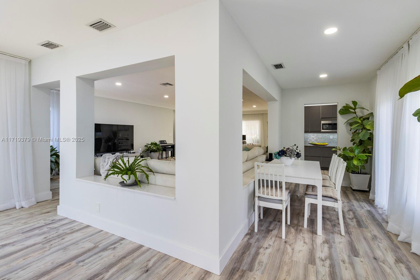 HOLLYWOOD LAKES SECTION - Residential