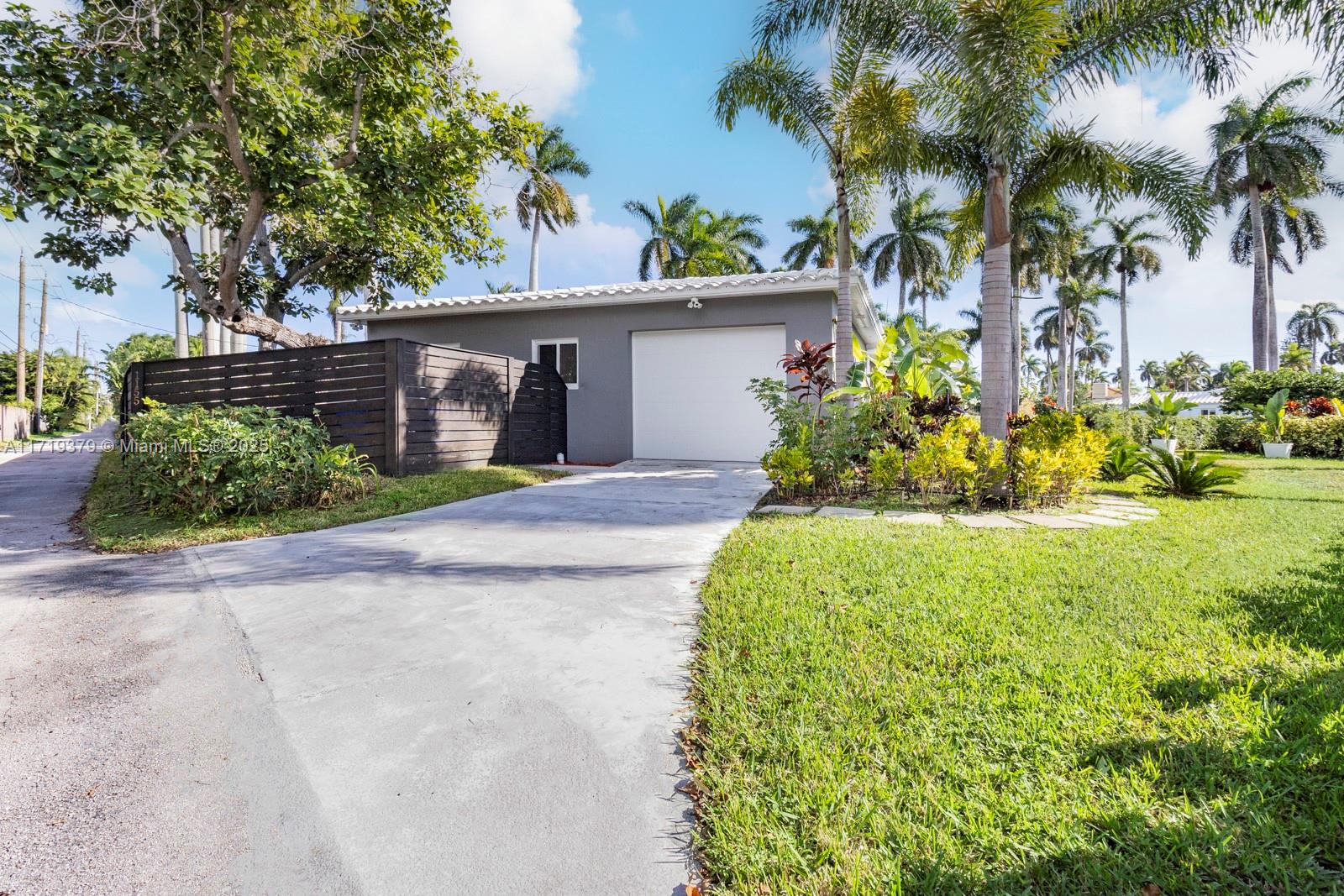 HOLLYWOOD LAKES SECTION - Residential