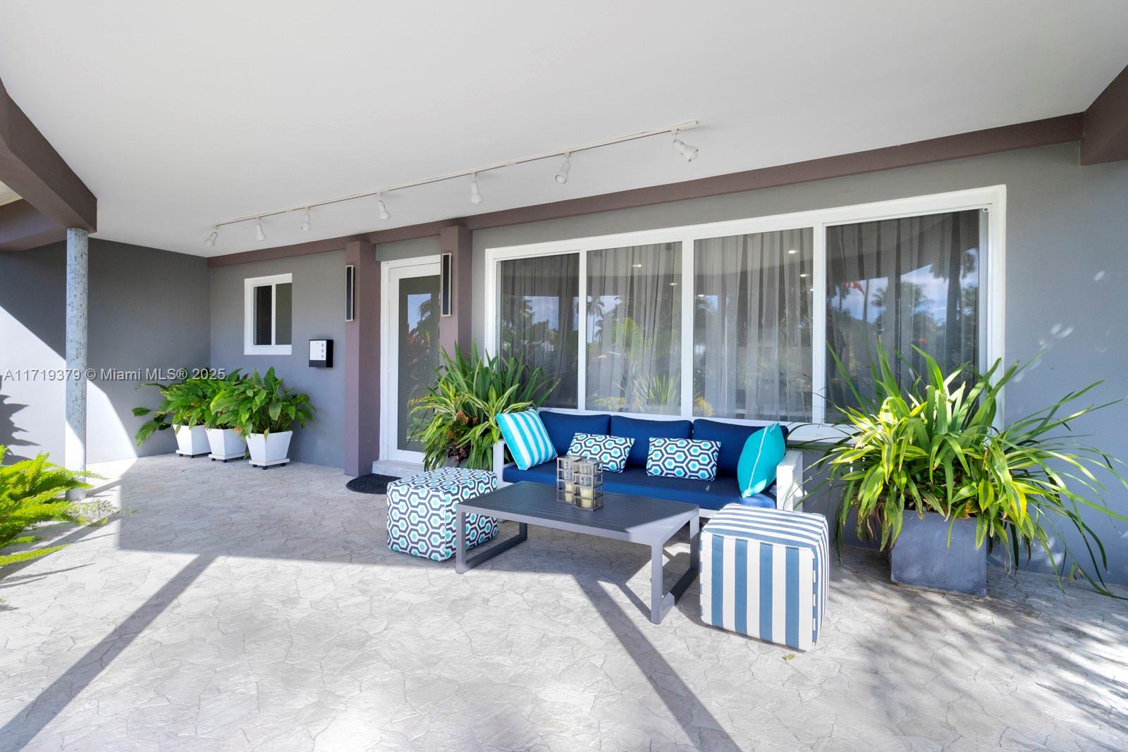 HOLLYWOOD LAKES SECTION - Residential