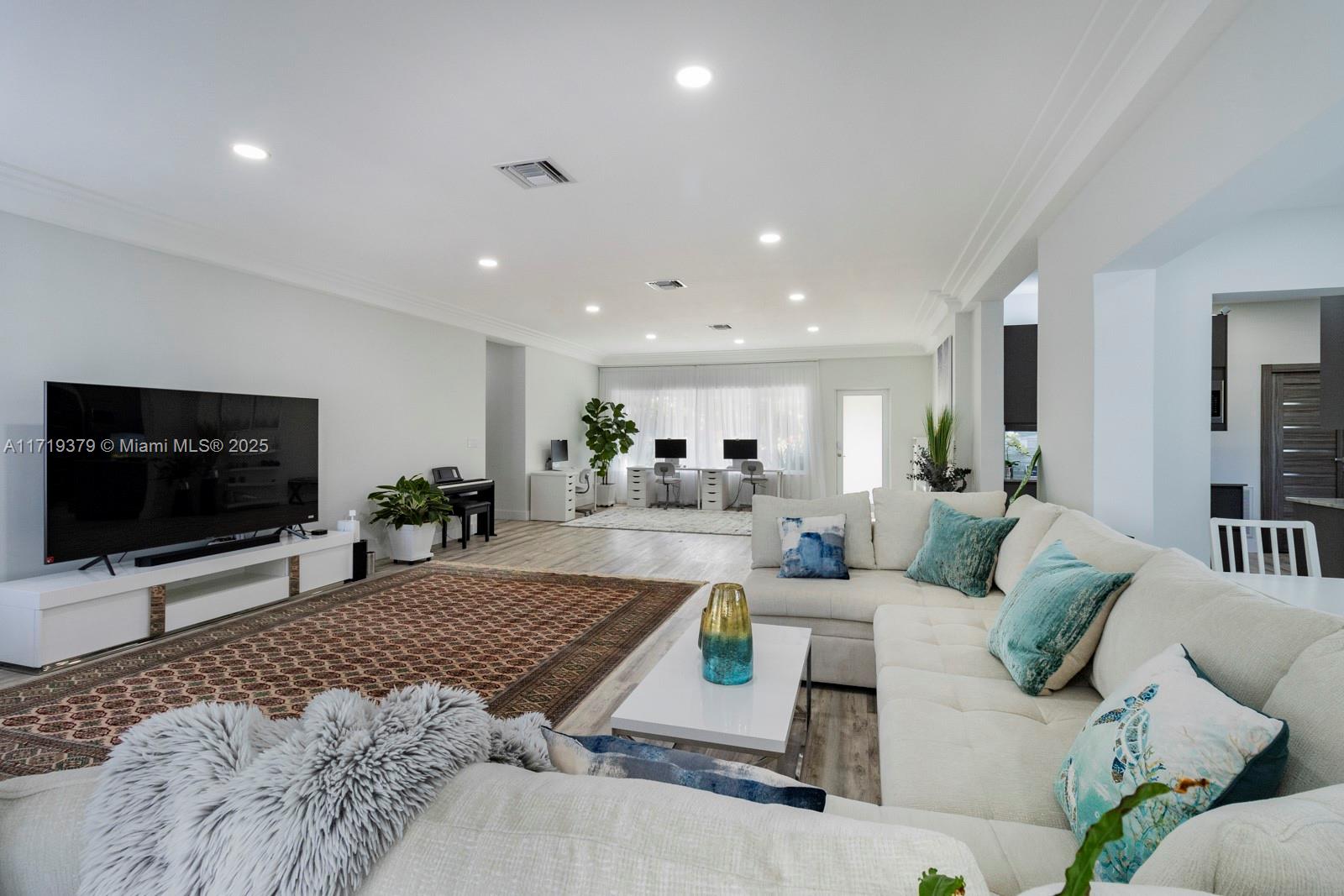 HOLLYWOOD LAKES SECTION - Residential