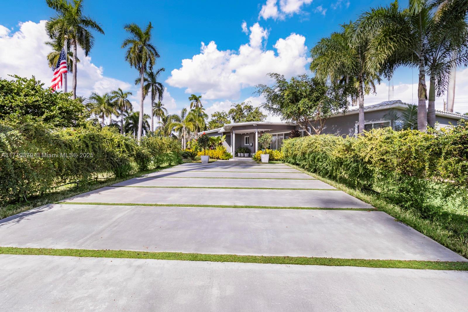 HOLLYWOOD LAKES SECTION - Residential
