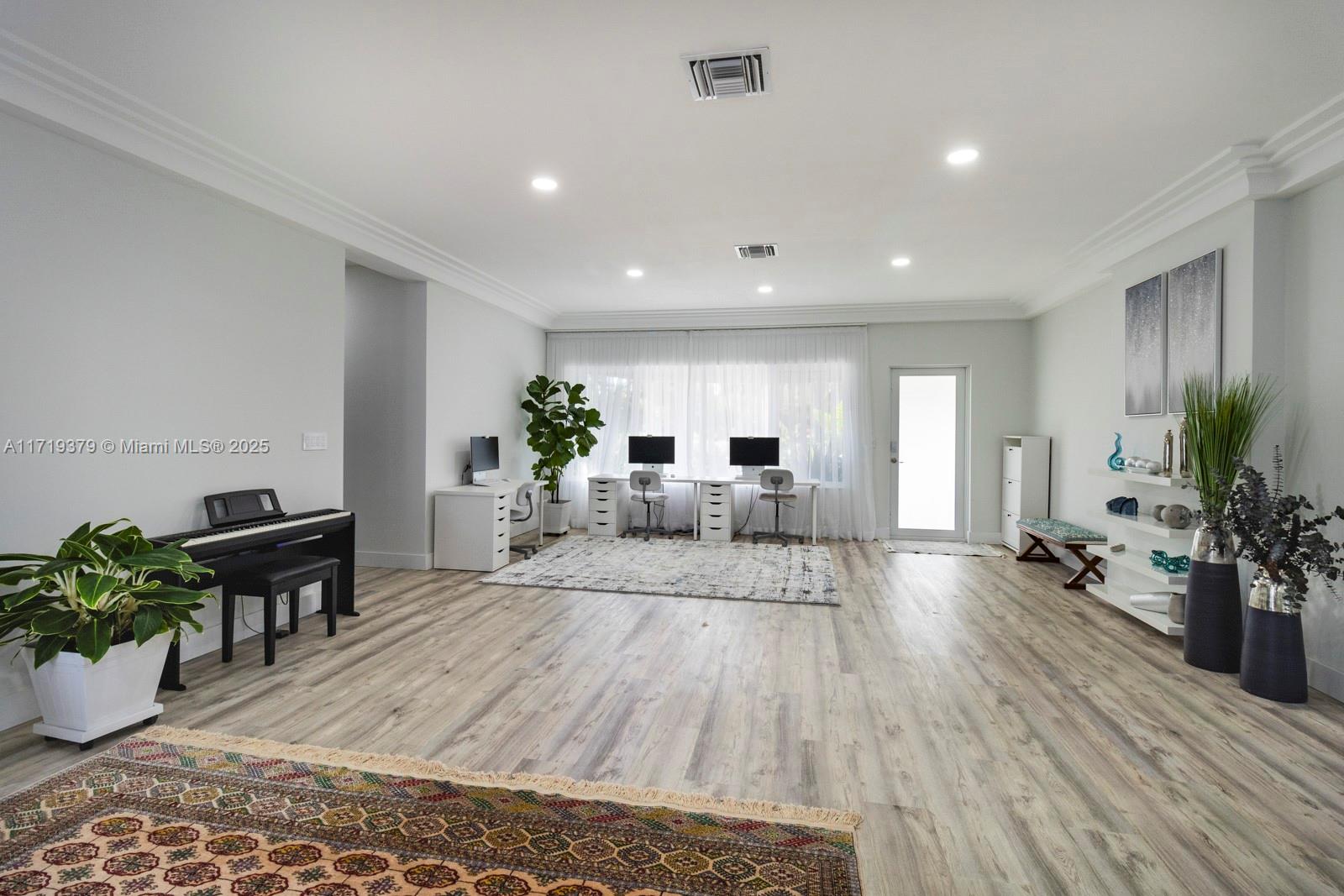 HOLLYWOOD LAKES SECTION - Residential