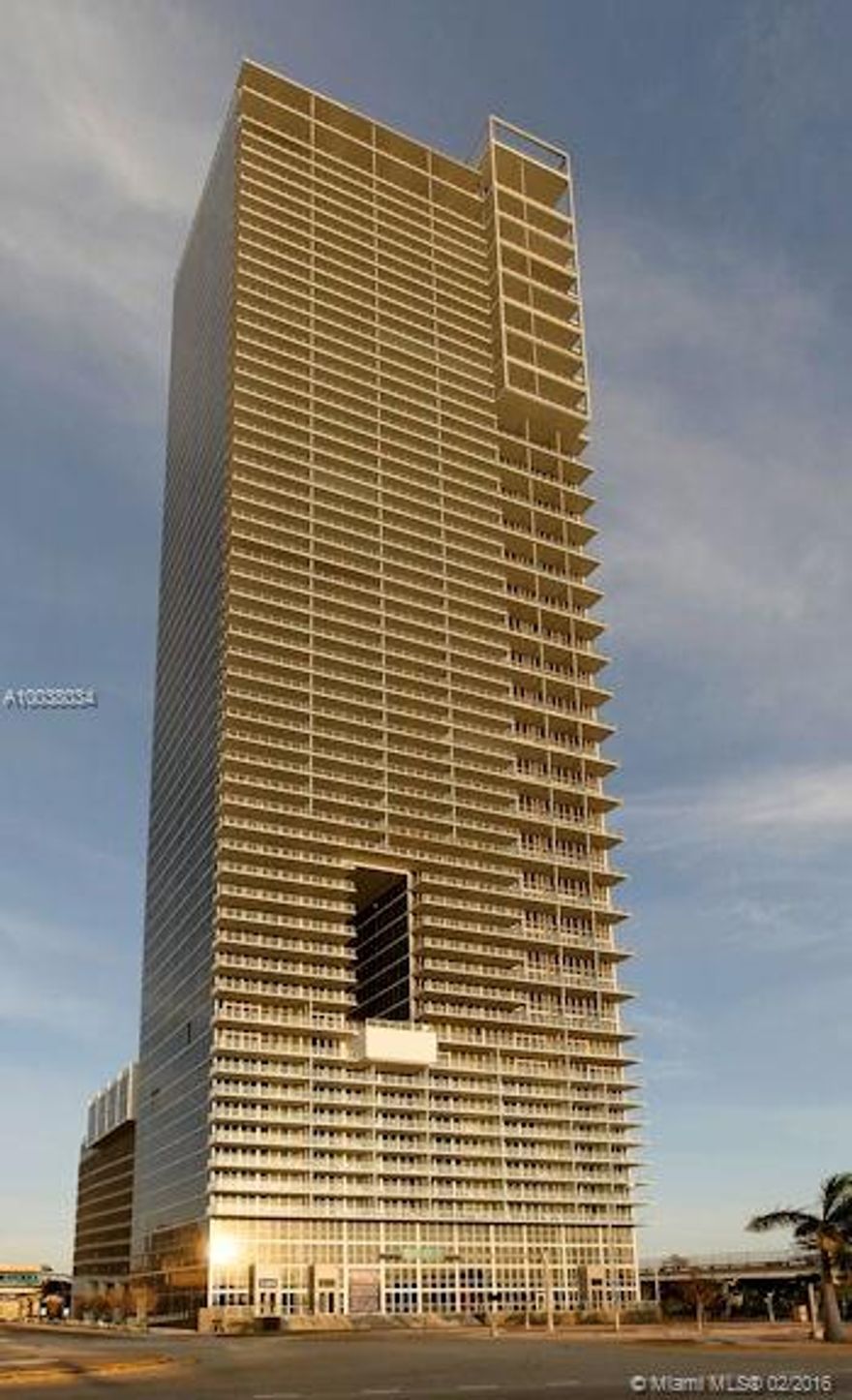 Amazing unobstructed bay & ocean views await you from this 1,695 sq.ft. 1 BD/2BA + Den loft at Marquis Residences. Enjoy the soaring 20ft ceilings with floor to ceiling impact glass. This loft has beautiful porcelain wood floors throughout, Zembrano wood European kitchen with Viking appliances and Quartz Countertops. Oversized second floor master bedroom and master bath with floor to ceiling glass shower finished with Duravit fixtures. Marquis residences has 24-hour concierge & security.