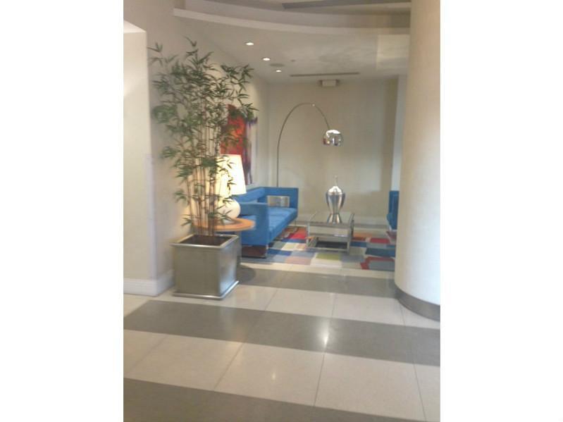 RESIDENCES ON HOLLYWOOD B - Residential Lease