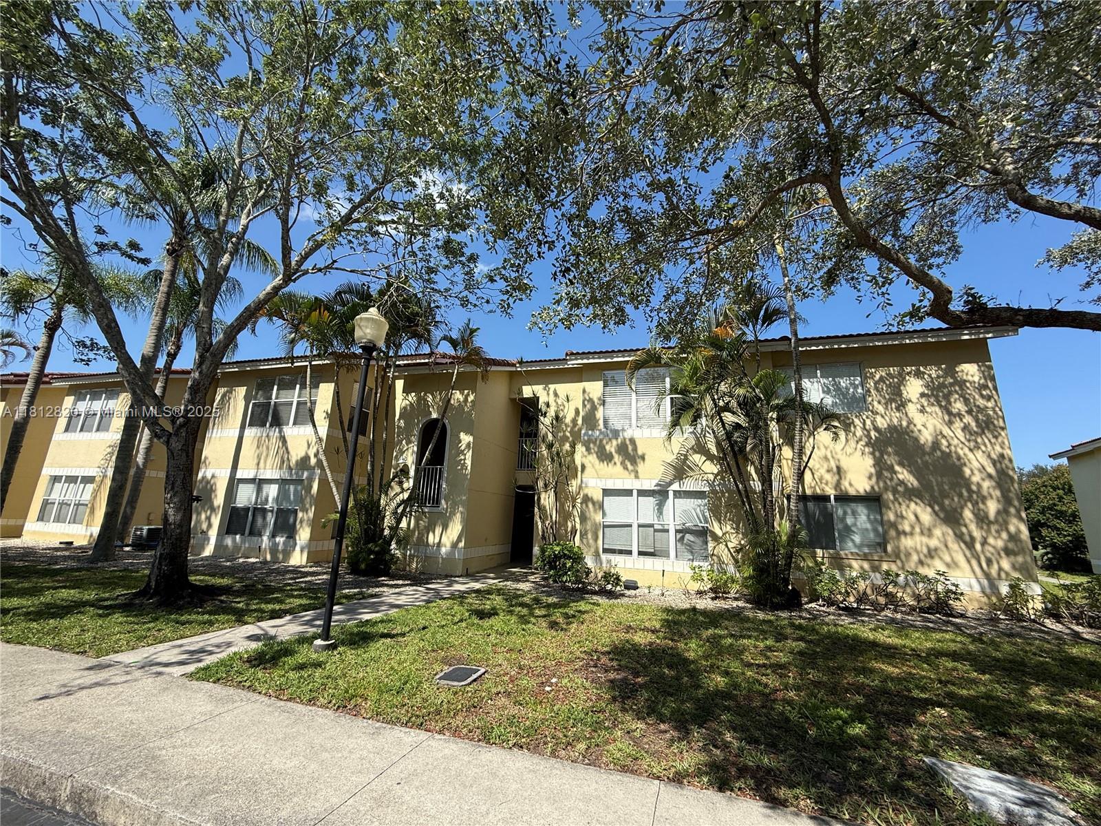 Rental Property at 417 Vista Isles Dr 2328, Sunrise, Miami-Dade County, Florida - Bedrooms: 2 
Bathrooms: 2  - $2,300 MO.