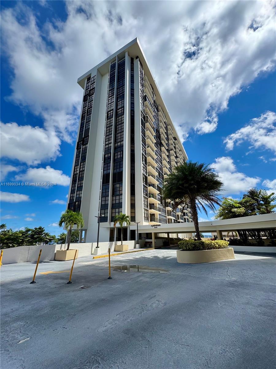 Original 1 bedroom, 1.5 baths (1064 sq ft) with north exposure that allows you the pleasure of open Biscayne Bay and Downtown Miami Sky Views without direct afternoon sun. Located in the heart of Brickell, this building, Brickell Place, is perfectly located along the shores of Biscayne Bay. Providing an array of amenities including: two pools, two fitness centers, six tennis courts, pickleball, squash, racquet ball, squash, hot tub, a marina, community garden, extra storage and covered parking, this community has it all. Minutes from South Beach, Miami International Airport, Shopping Centers and Supermarkets.