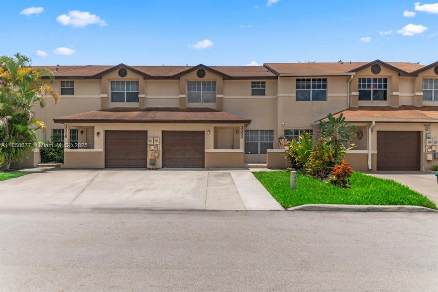 Great Condition! 3br/2.5ba, Two-story Townhouse. Brand New Floors Upstairs, Newer Kitchen, Stainless Steel Appliances, Washer/Dryer, Central AC, Gated Community, private fenced yard, right near all shopping, stadium, and transportation.