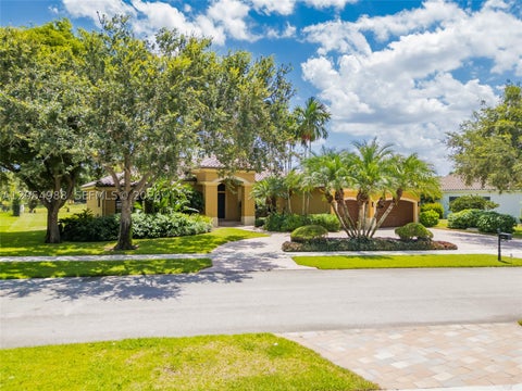 Photo of 13860 SW 40th St, Davie, FL 33330 (MLS # A12054988)