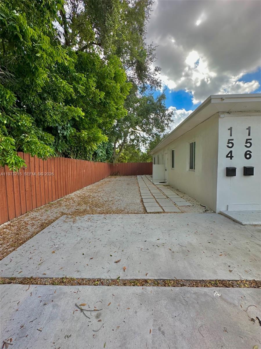 ROCKMOOR PARK TRACK - Residential Lease