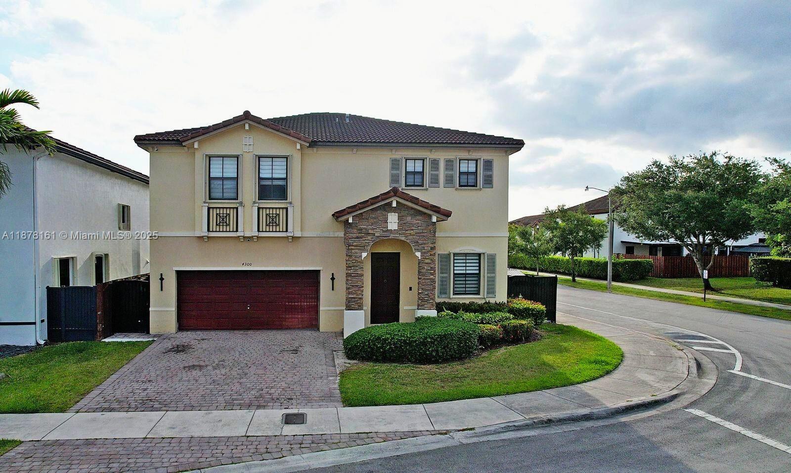 Beautiful two-story single-family home featuring 4 bedrooms and 4.5 bathrooms, including a first-floor bedroom ideal for guests or a home office. The fully updated kitchen showcases a contemporary design with abundant cabinetry and a breakfast area, opening to a bright living–dining space. The generous primary suite offers a walk-in closet and private bath. Interior laundry and ample storage. Spacious backyard with a built-in barbecue, perfect for family gatherings and outdoor entertaining.