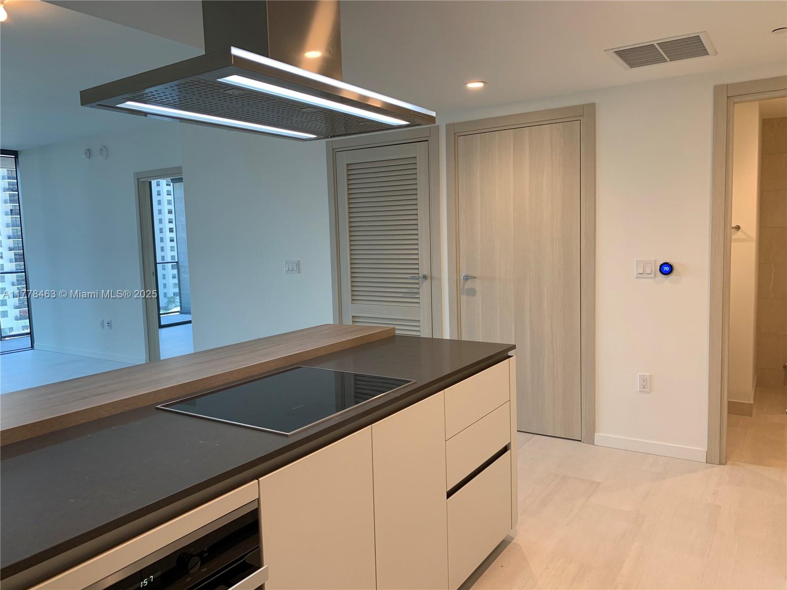 1000 Brickell Plz 1910