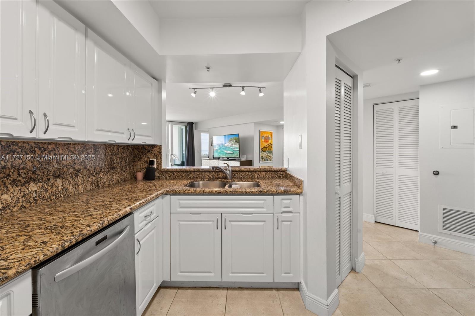SUNSET HARBOUR NORTH COND - Residential