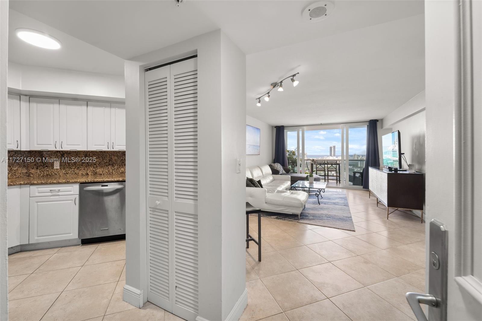 SUNSET HARBOUR NORTH COND - Residential