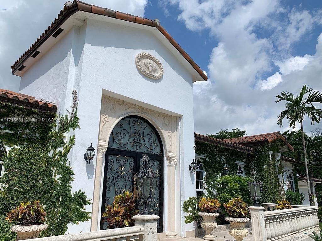 Across the street from Gulliver!
This is a spaciously comfortable villa has 4 bedrooms and 4.5 Baths and sets up easily to entertain friends, family & business.
The main house offers 3 bedrooms 3.5 bathrooms. An additional 1 bedroom with its own bathroom and kitchenette can be found in the in-law area.
This beautiful property is nestled on 63,000 sqft lot Spectacular Grounds! Oversize Pool & Spa! High ceilings throughout w/foyer entry, family room with working fireplace. Master bedroom recently updates: golden travertine marble and Jacuzzi tub. Modern Kitchen w/large eating area, beige counter & professional gas stove. She is a 0ne-Of-A-Kind property that will provide a stress-free, peaceful Lifestyle!!