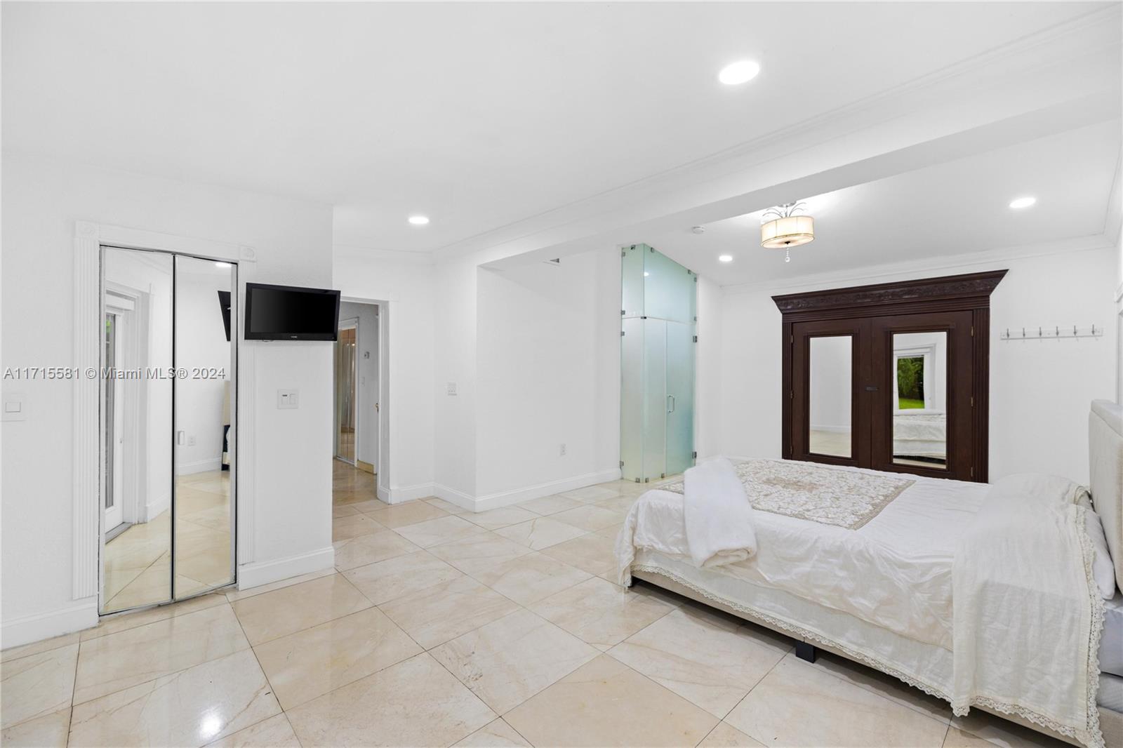 TOWN & RANCH ESTS - Residential Lease