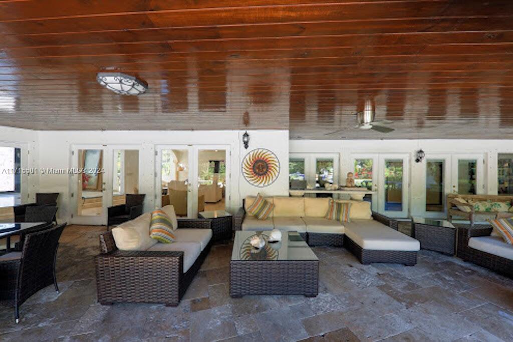 TOWN & RANCH ESTS - Residential Lease