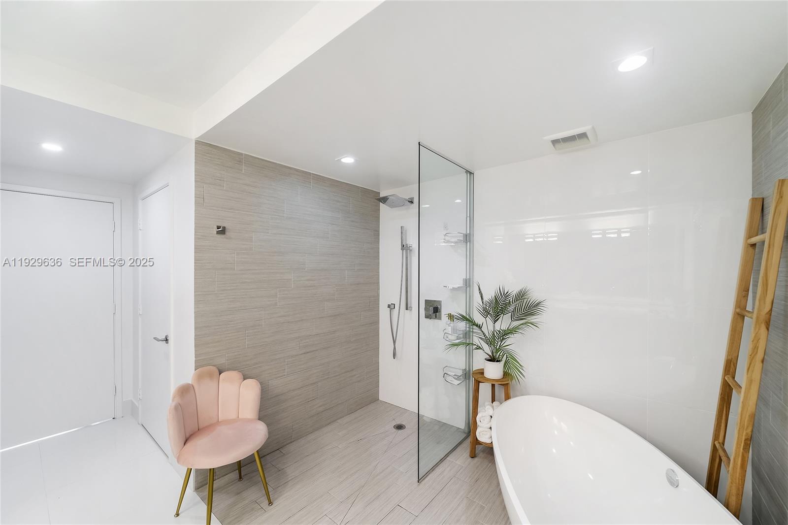 PARQUE TOWERS CONDO - Residential Lease