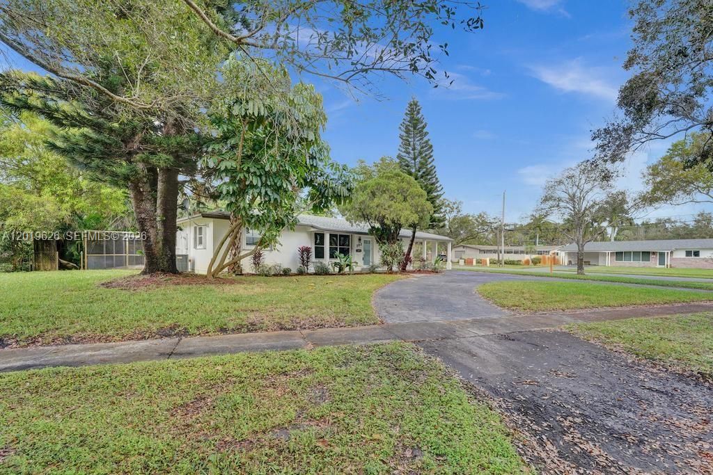 Photo of 101 SW 53rd Ave, Plantation, FL 33317 (MLS # A12019626)