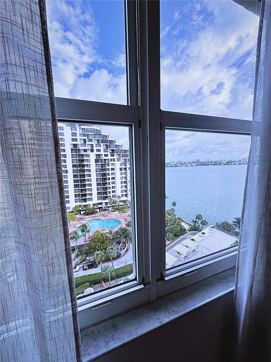 ISOLA CONDO - Residential