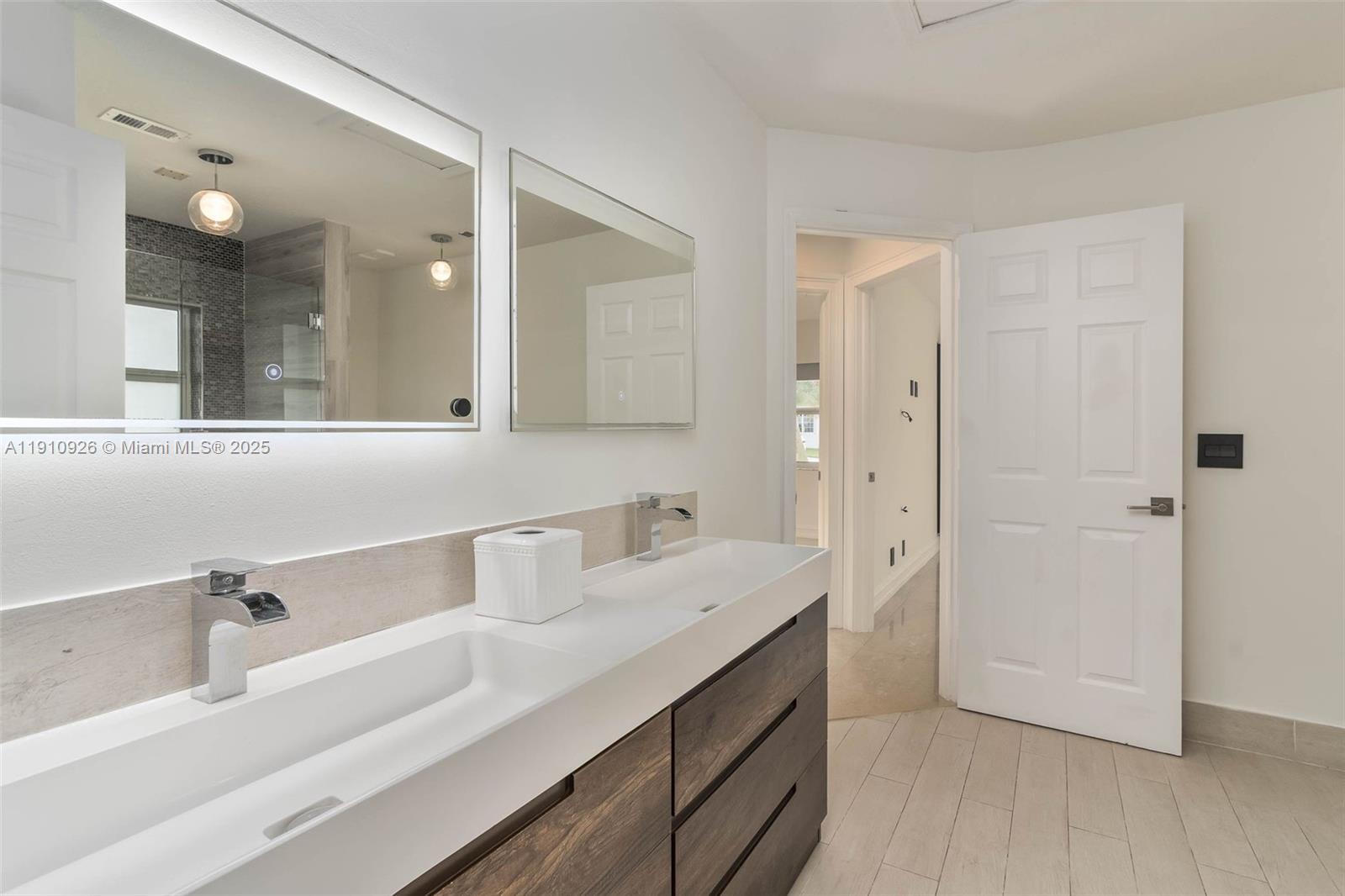 COUNTRY ISLES - Residential Lease