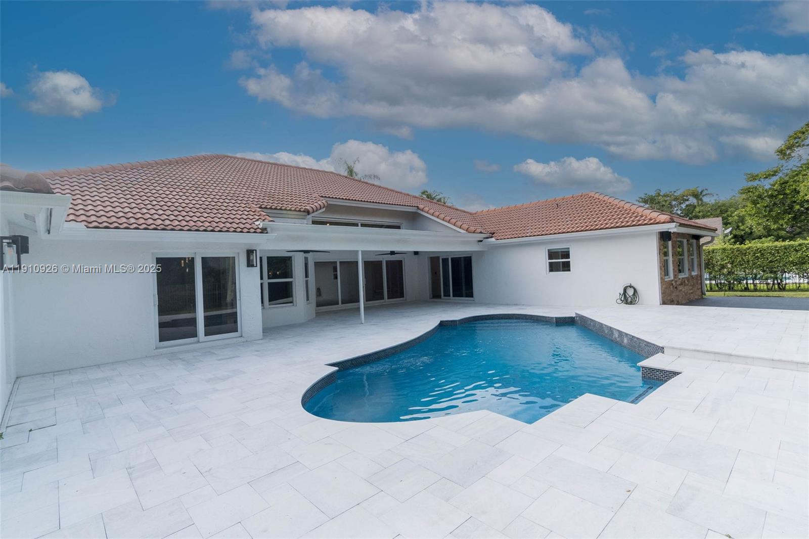 COUNTRY ISLES - Residential Lease