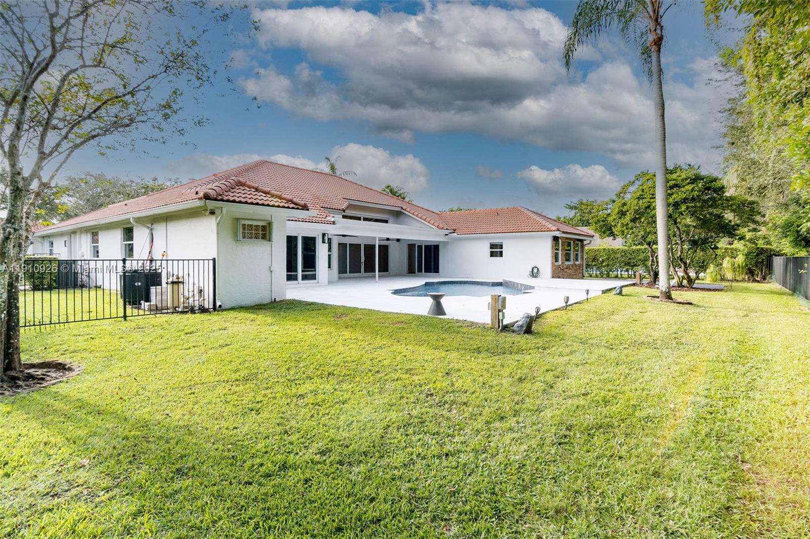 COUNTRY ISLES - Residential Lease