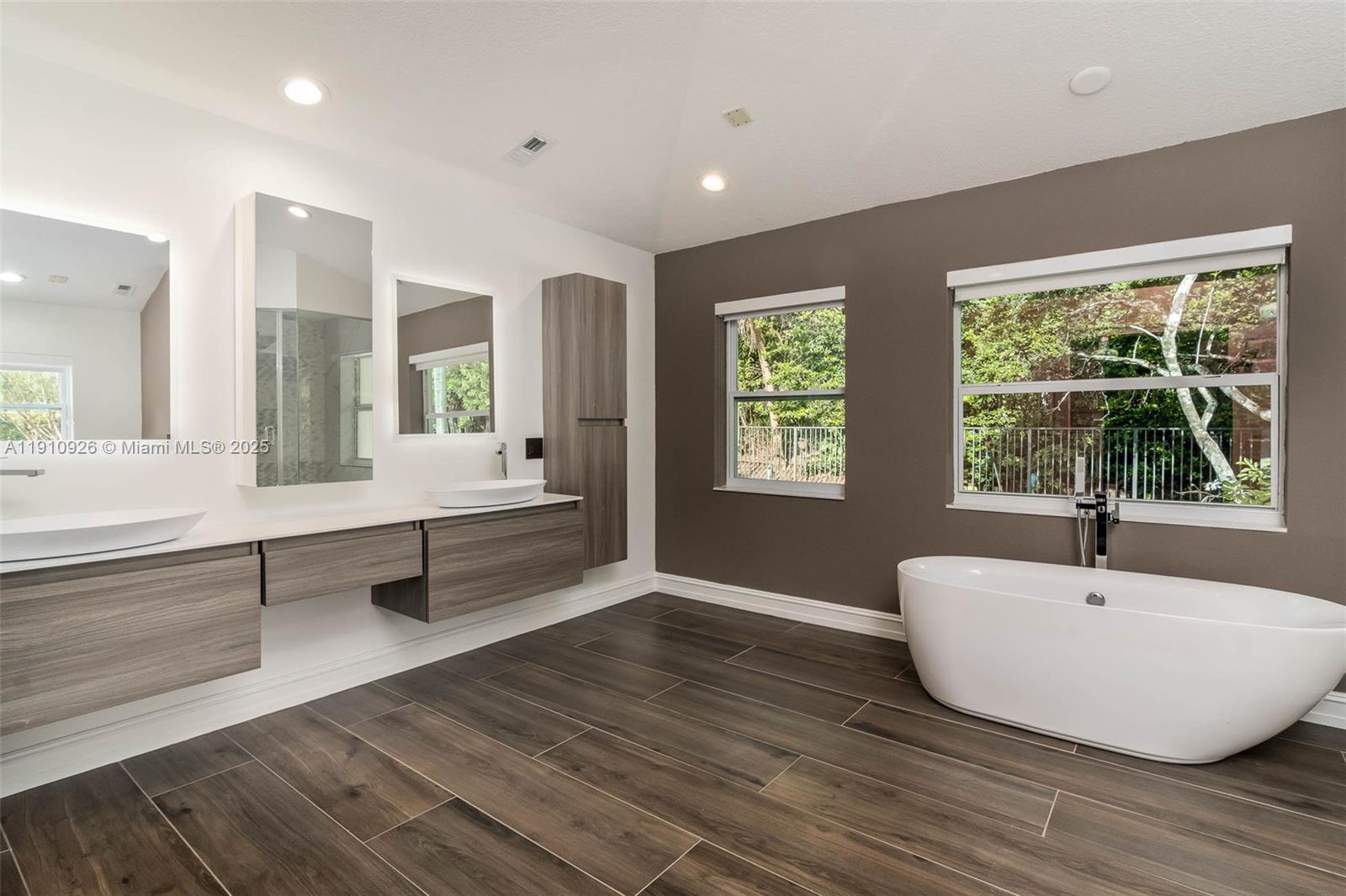 COUNTRY ISLES - Residential Lease