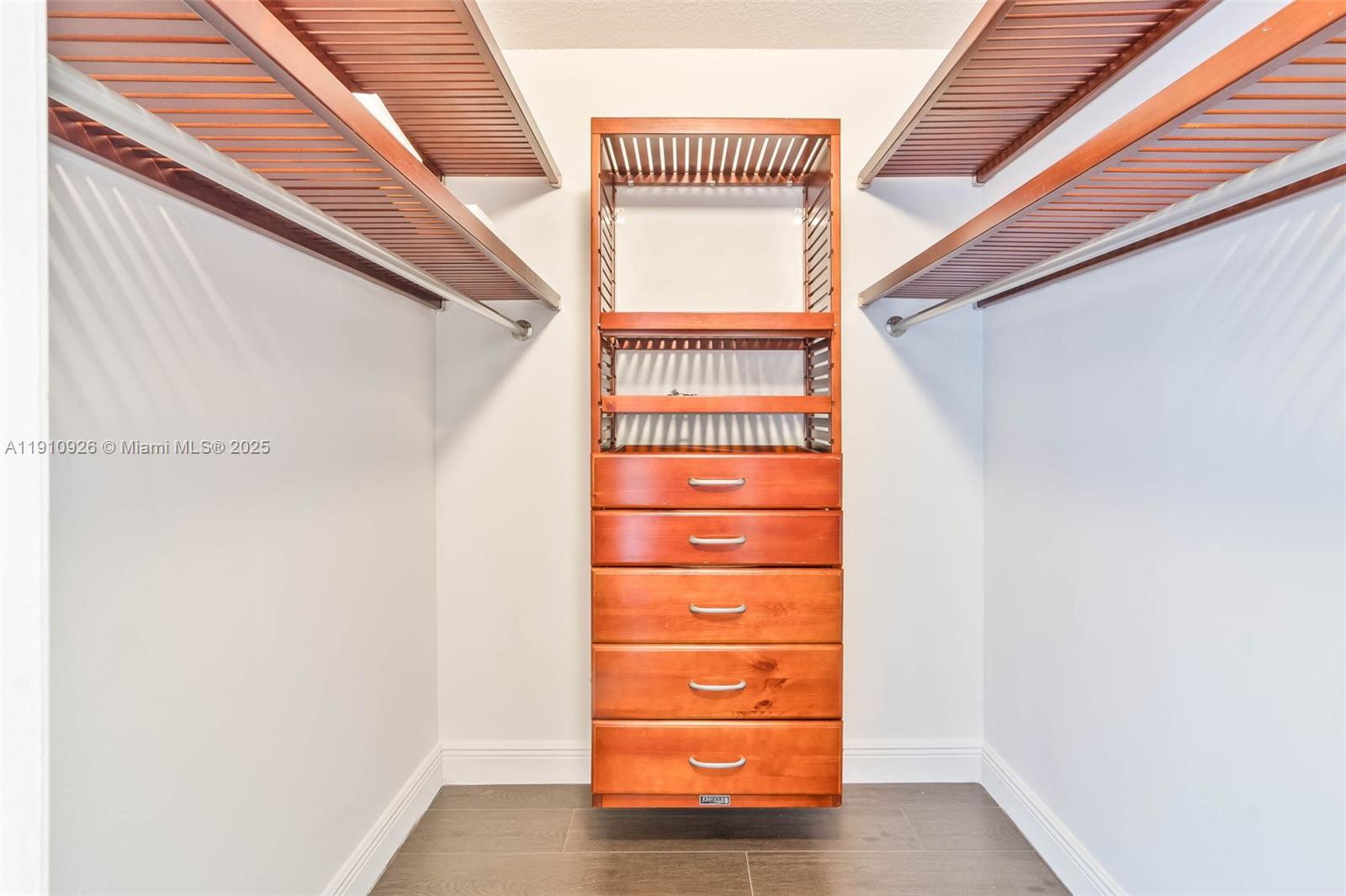 COUNTRY ISLES - Residential Lease