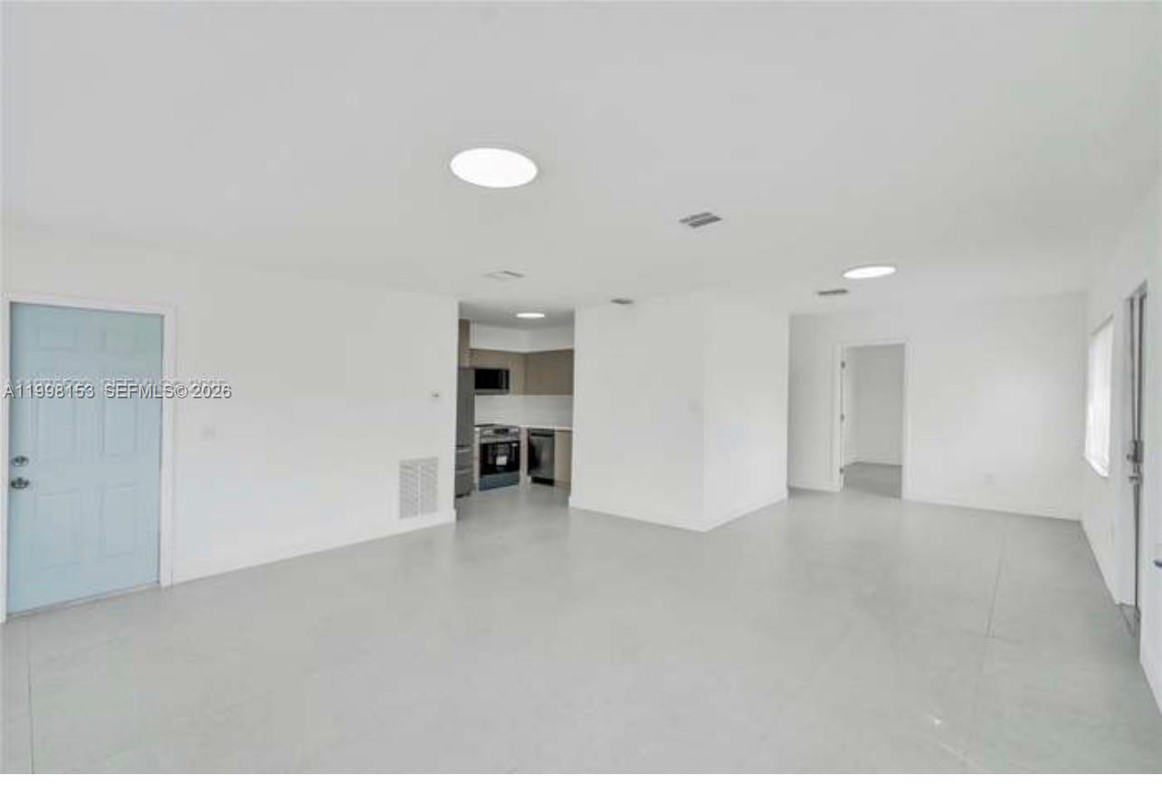 NORTH ANDREWS GARDENS FIR - Residential Lease