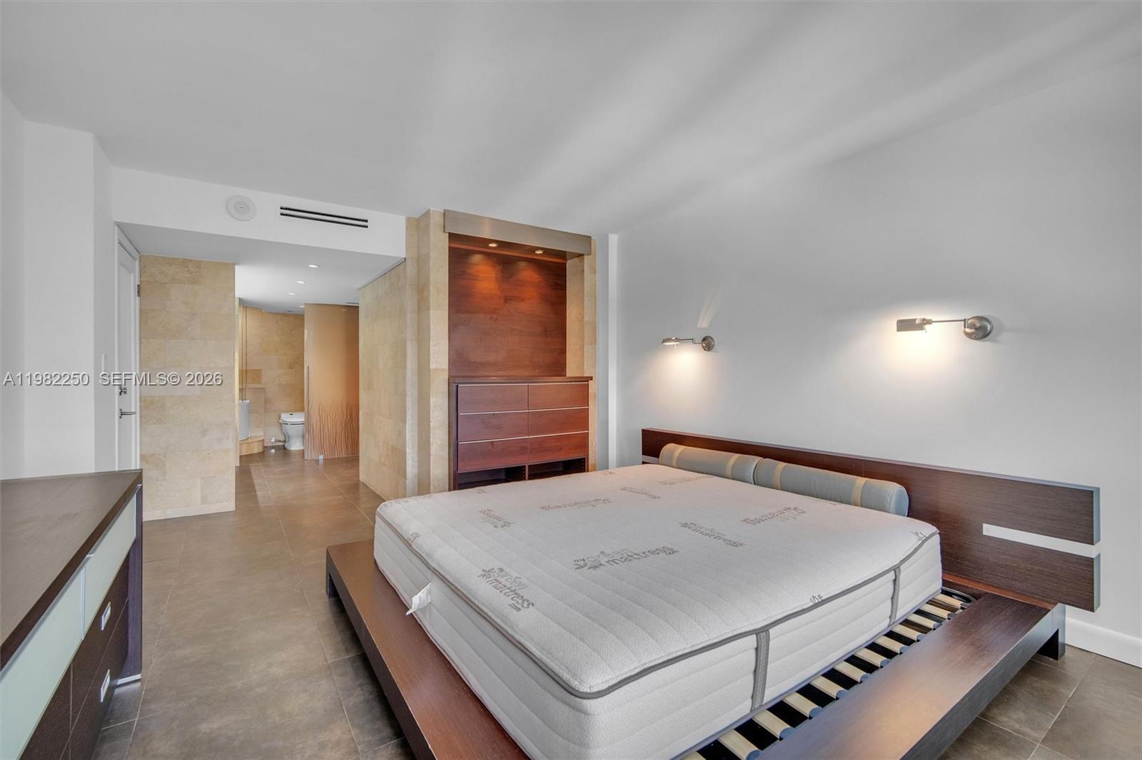 COMMODORE CLUB SOUTH COND - Residential