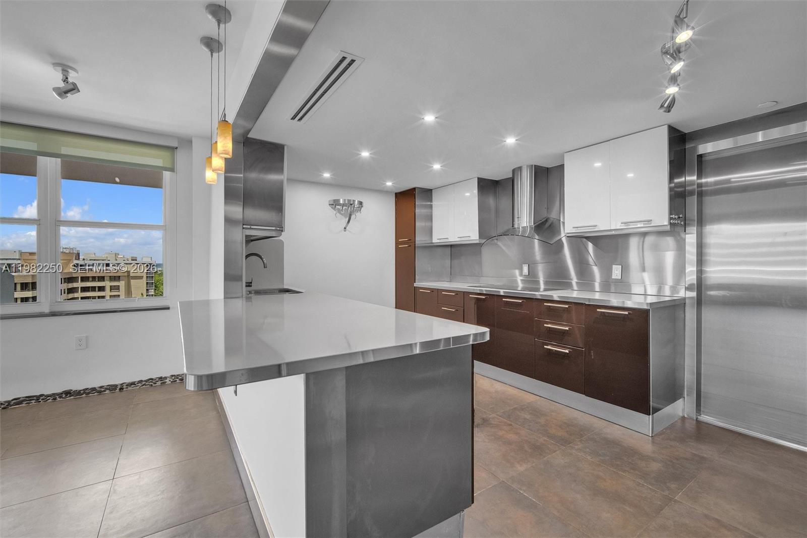 COMMODORE CLUB SOUTH COND - Residential